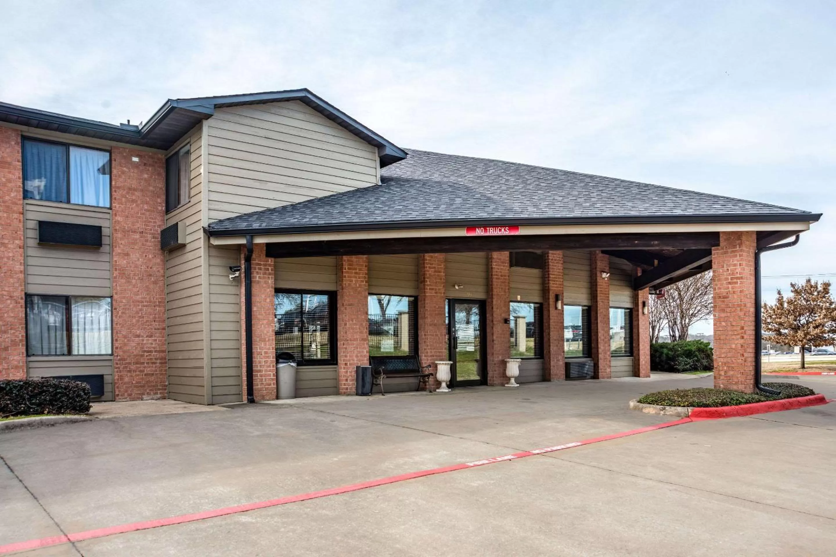 Property building in Econo Lodge Inn & Suites