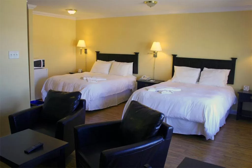 Bed in Grenfell Heritage Hotel & Suites