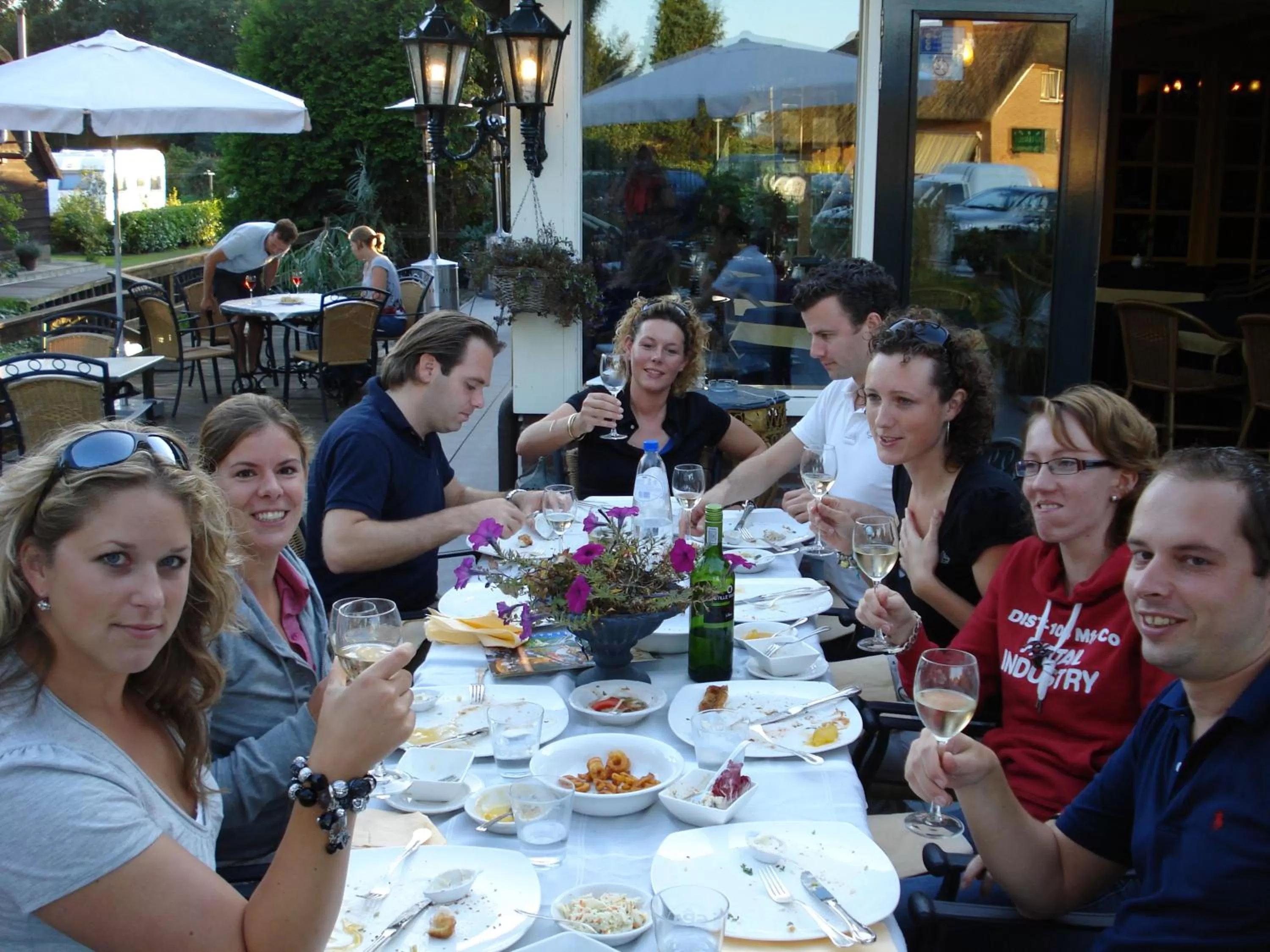 People in De Dames Van De Jonge Hotel Restaurant