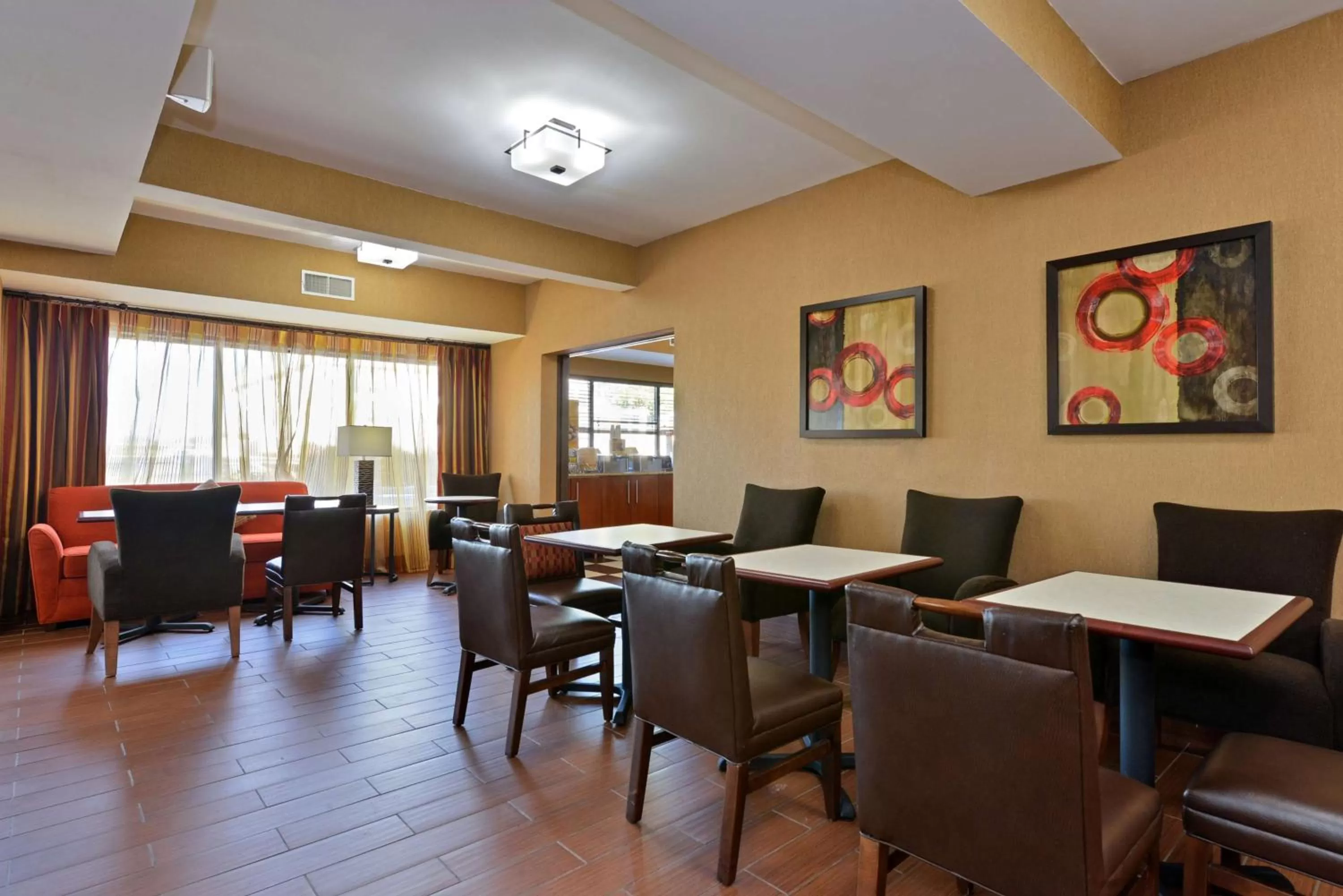 Dining area in Hampton Inn St. Louis/Collinsville
