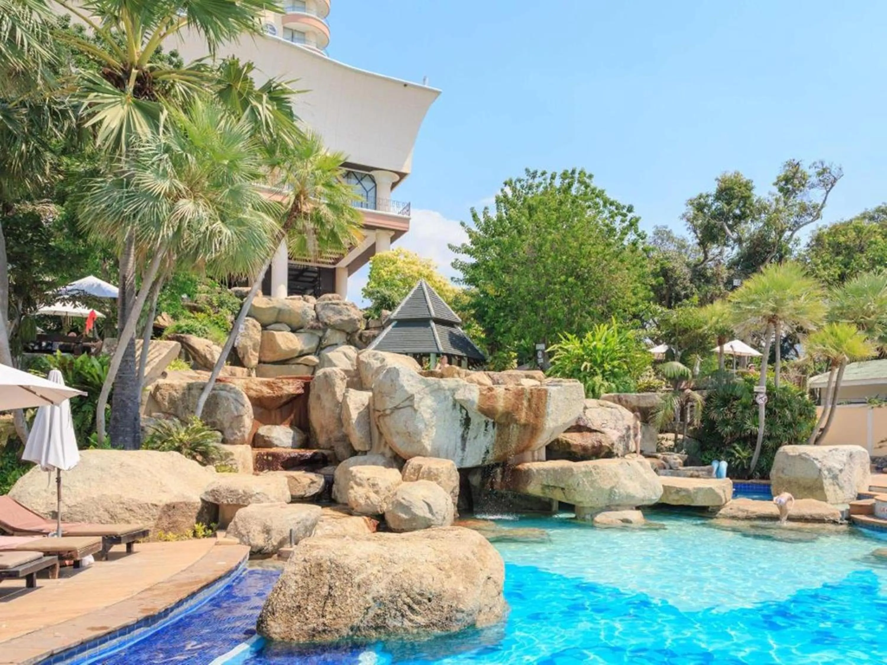 Swimming pool in Long Beach Garden Hotel & Pavilions