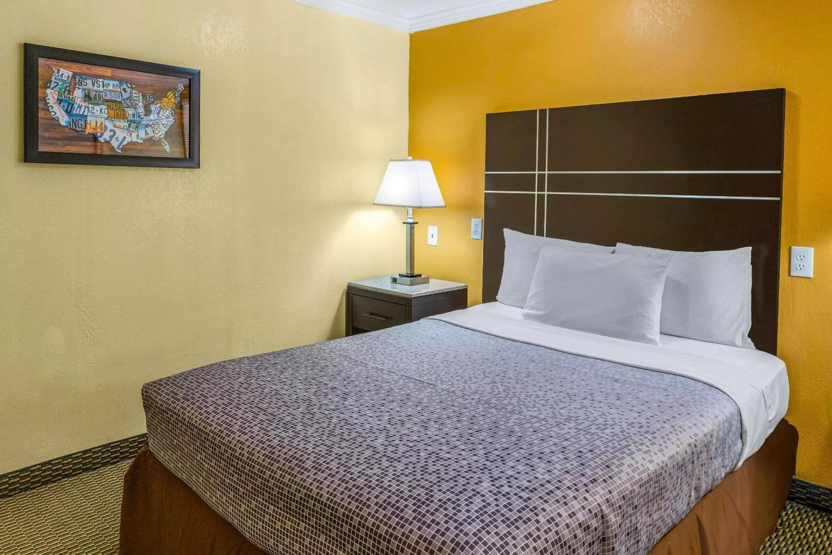 Photo of the whole room, Bed in Econo Lodge Beach and Boardwalk