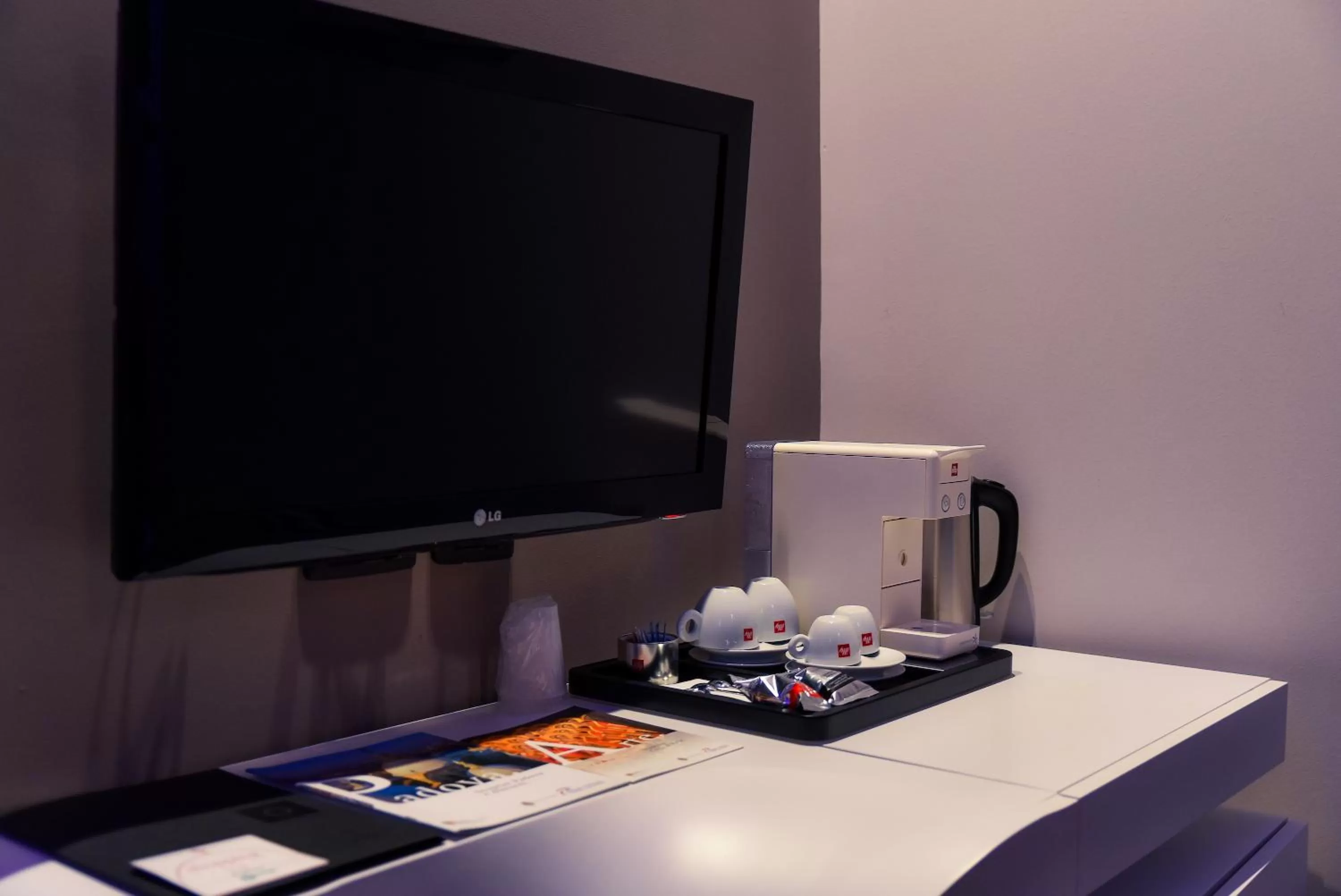 Coffee/tea facilities in Le Camp Suite & Spa