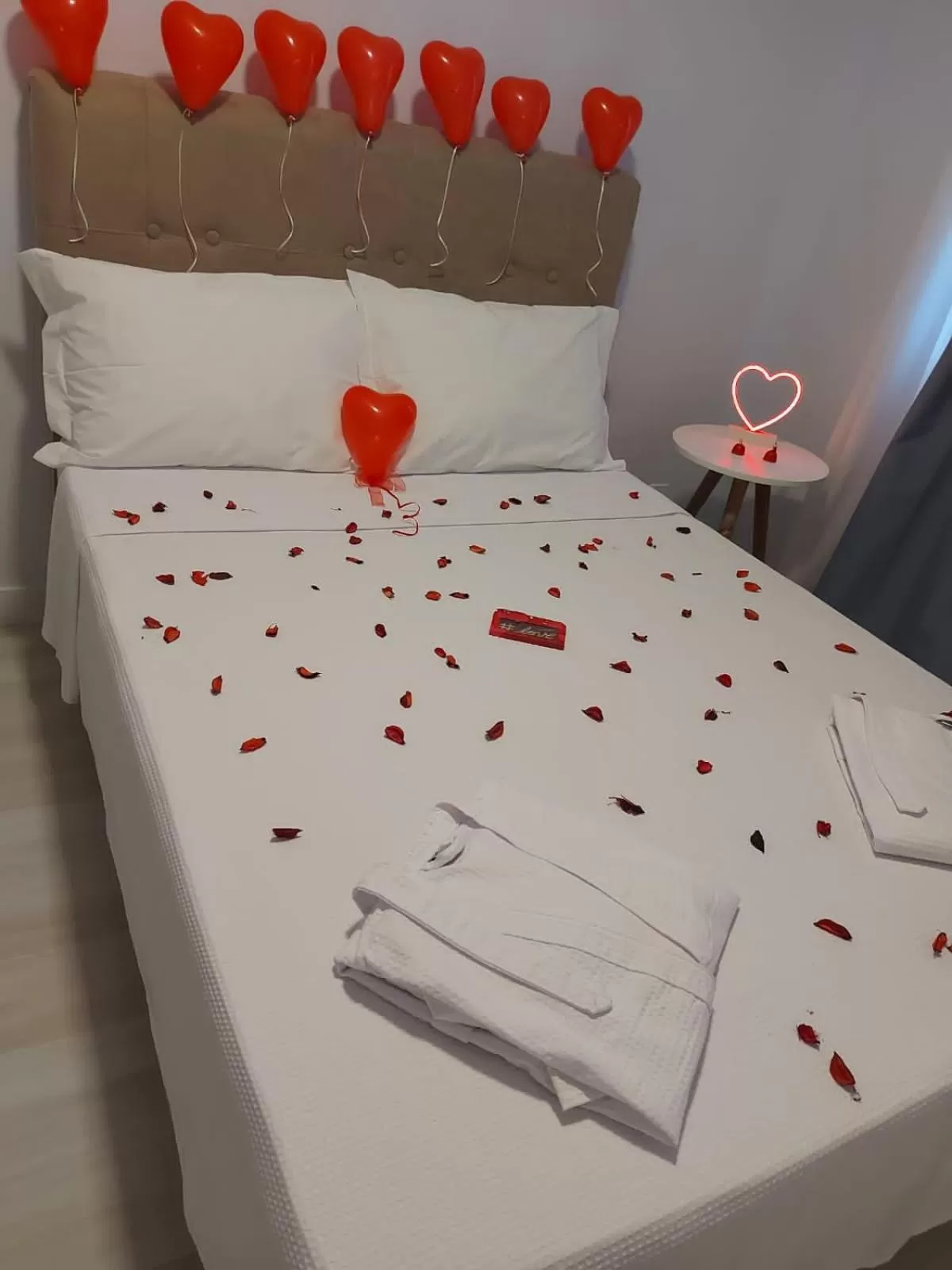 Bedroom, Bed in Hotel e Pousada Magic