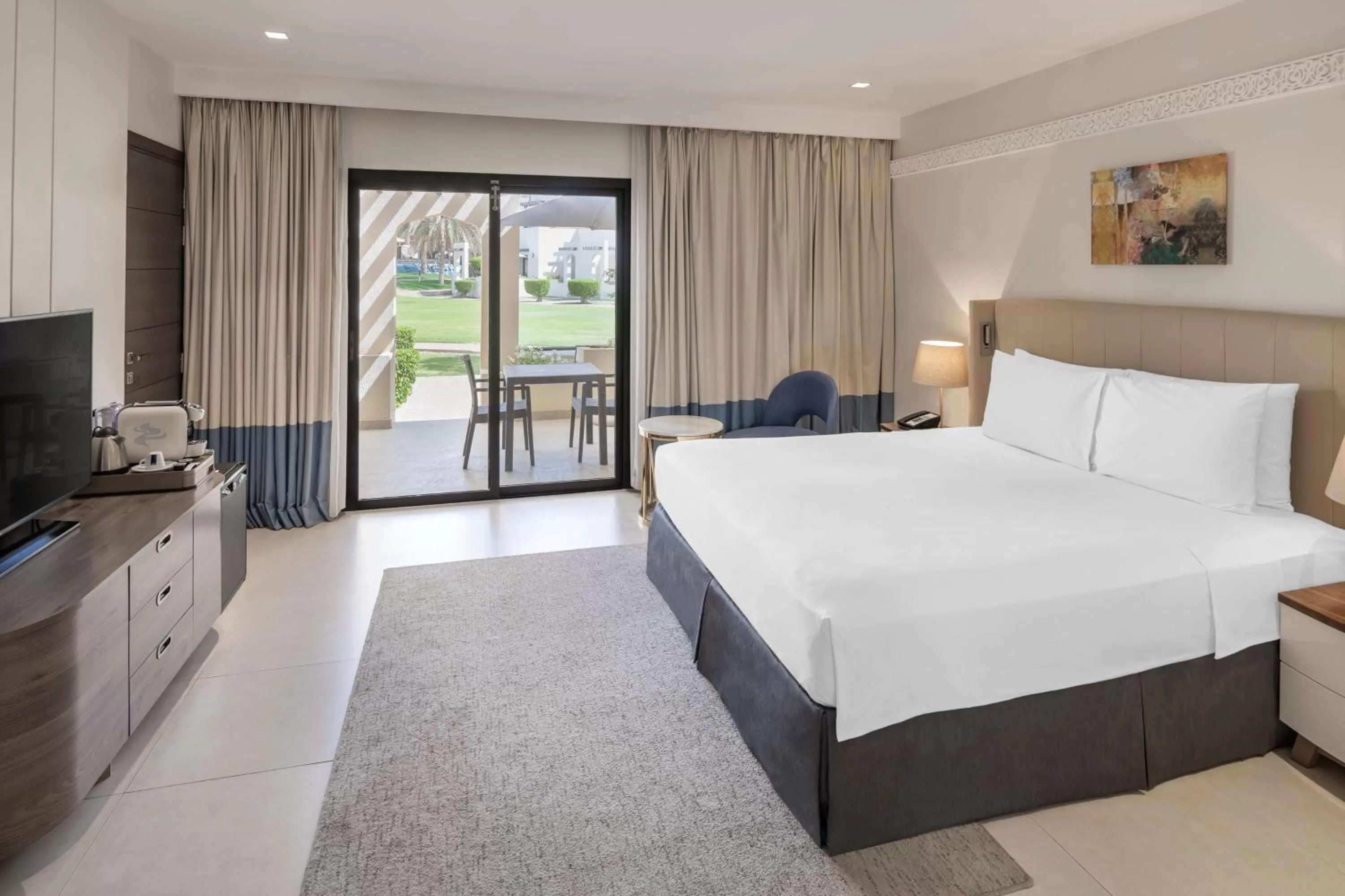 TV and multimedia, Bed in Radisson Blu Hotel & Resort, Al Ain