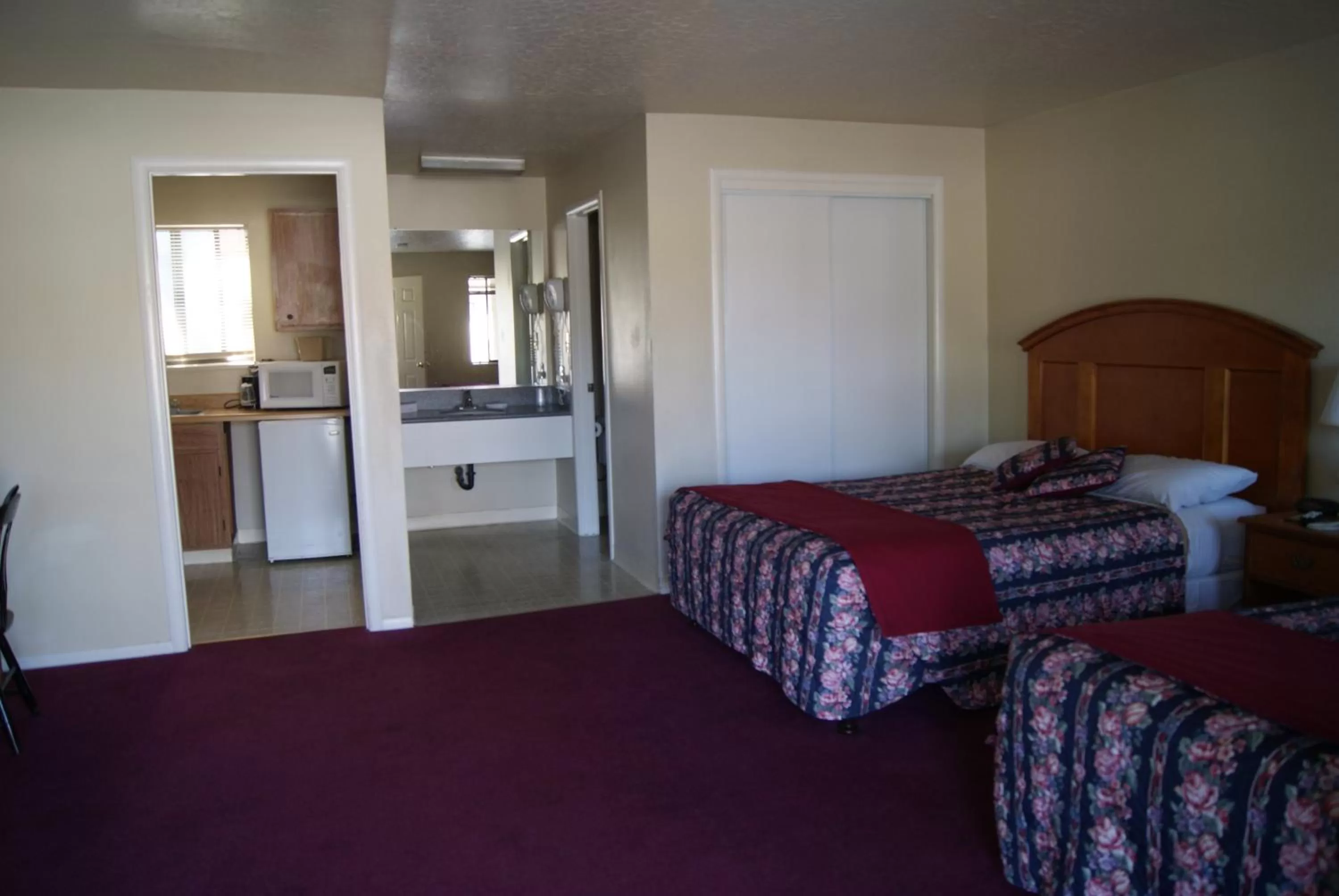 Bathroom, Bed in Travelers Motel