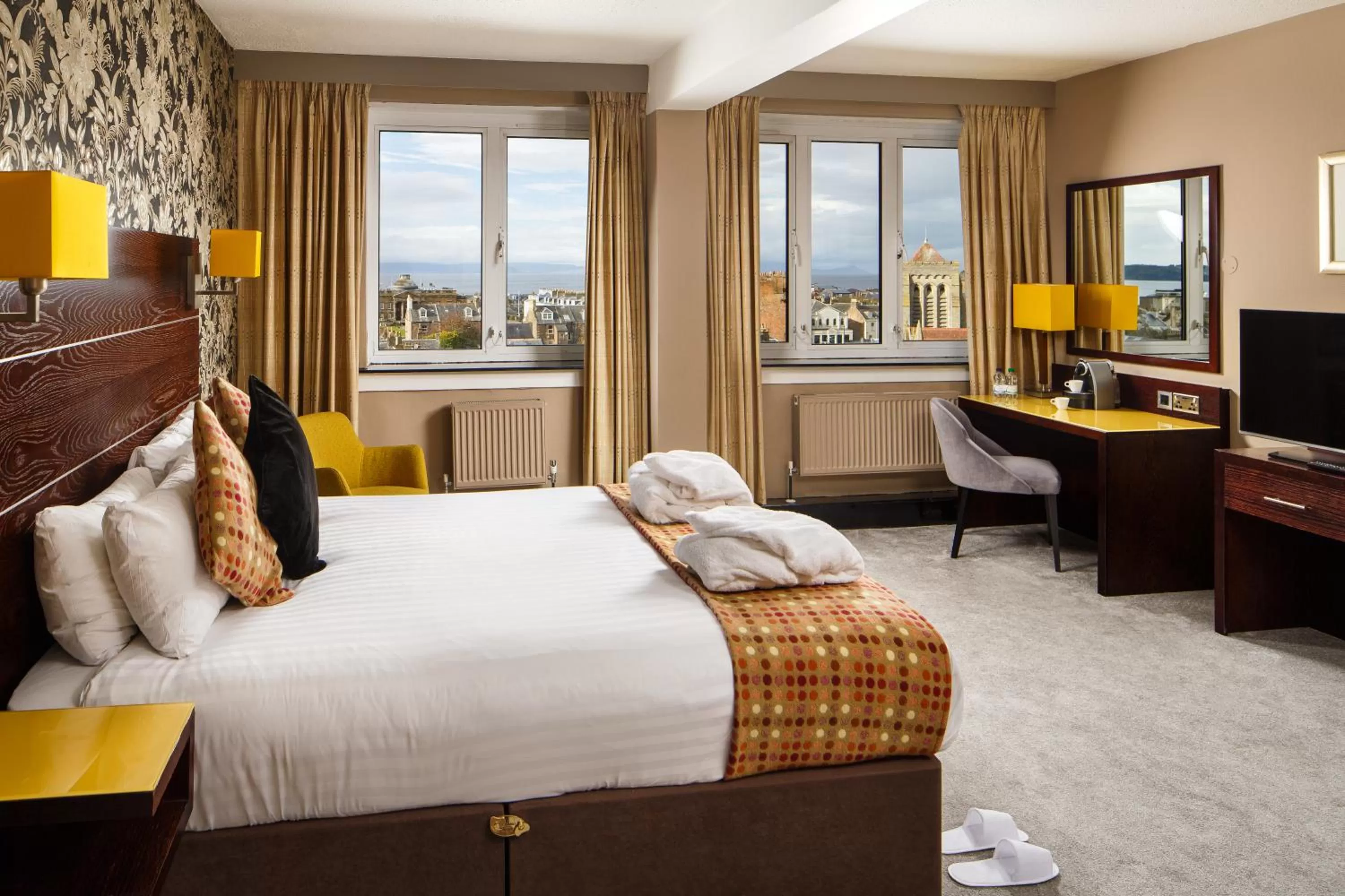 Photo of the whole room, Bed in Mercure Ayr Hotel