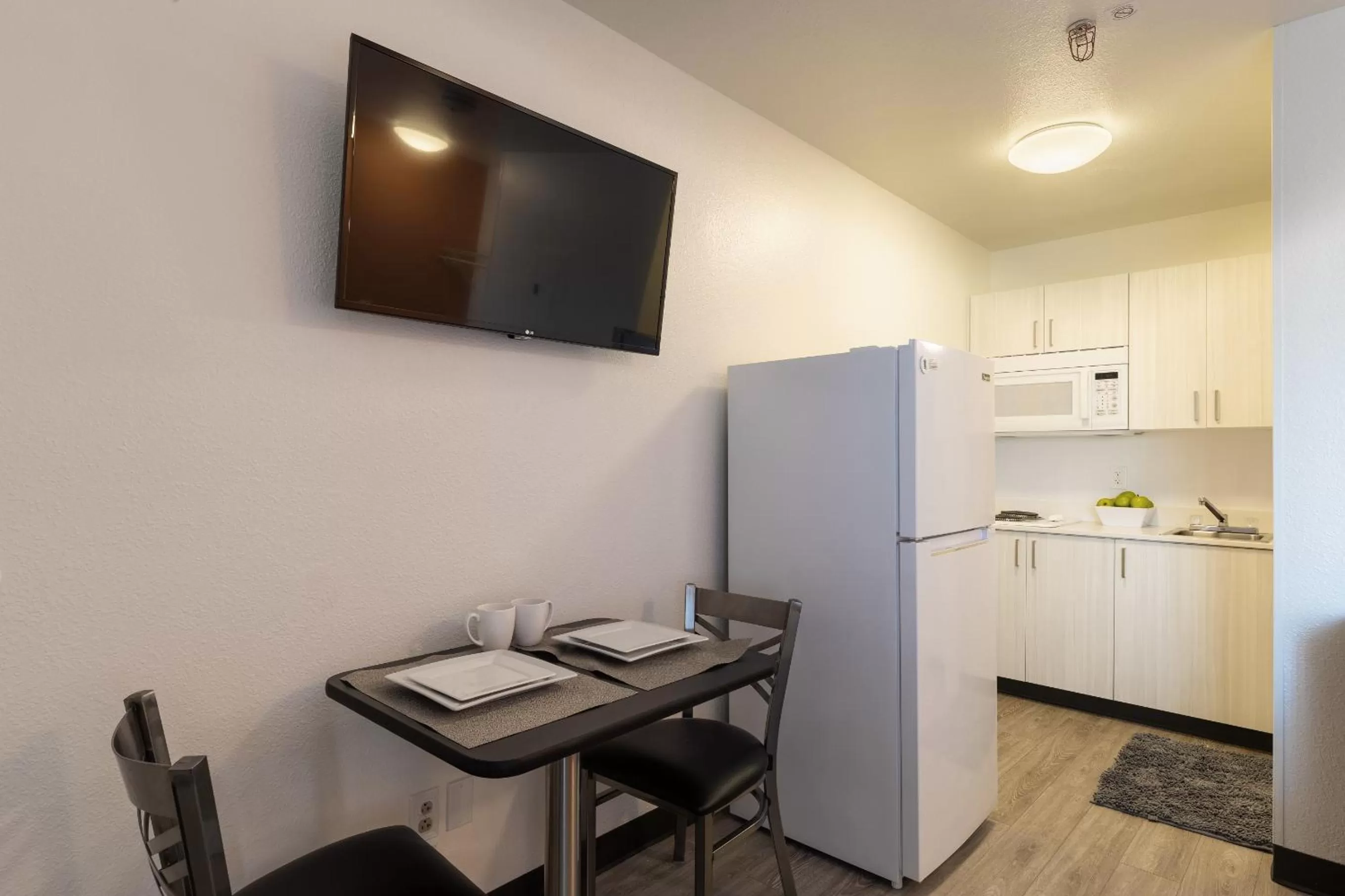 Kitchen or kitchenette, TV/Entertainment Center in Siegel Select Albuquerque 2