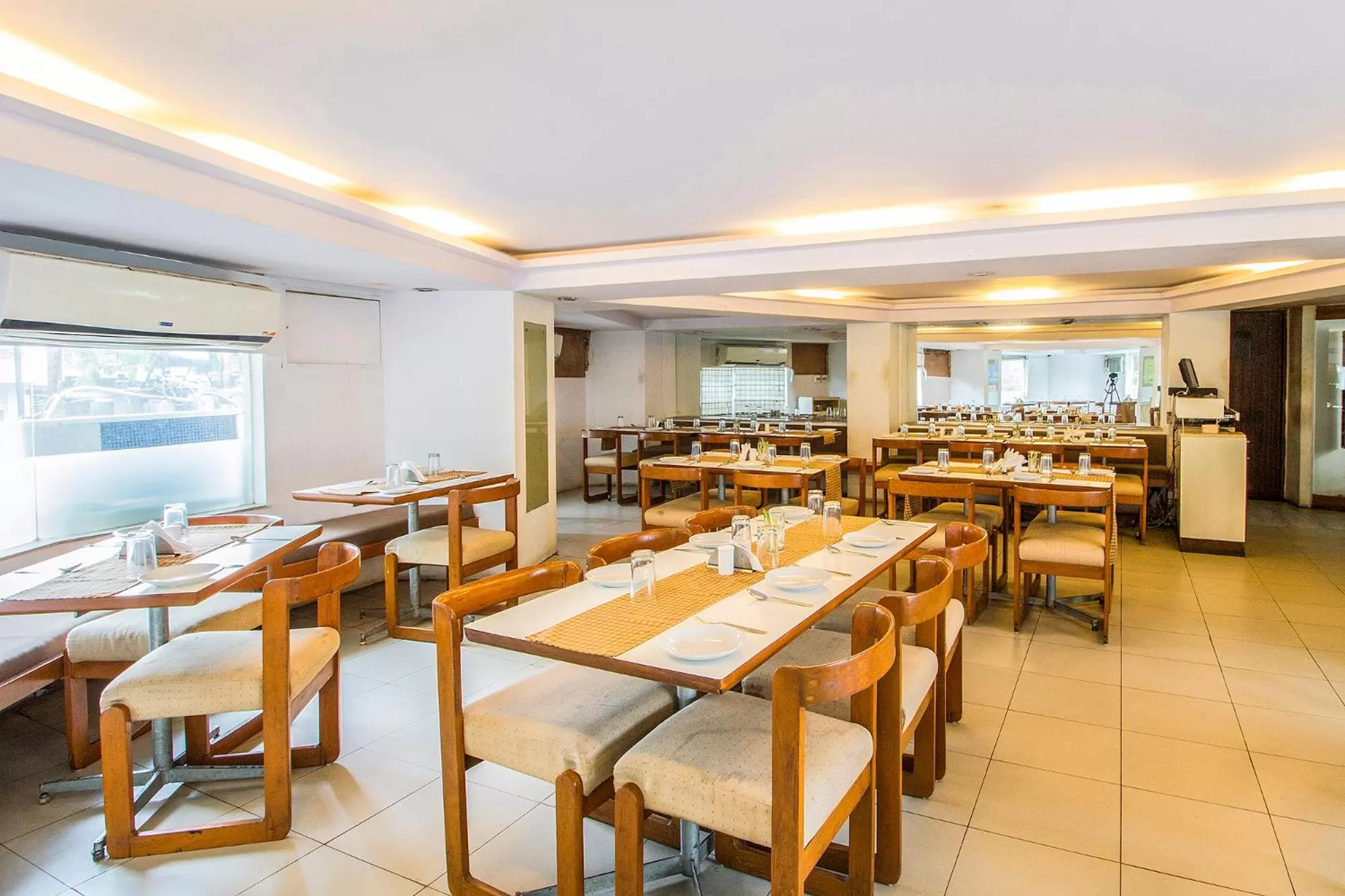 Restaurant/places to eat in FabHotel Kalyan