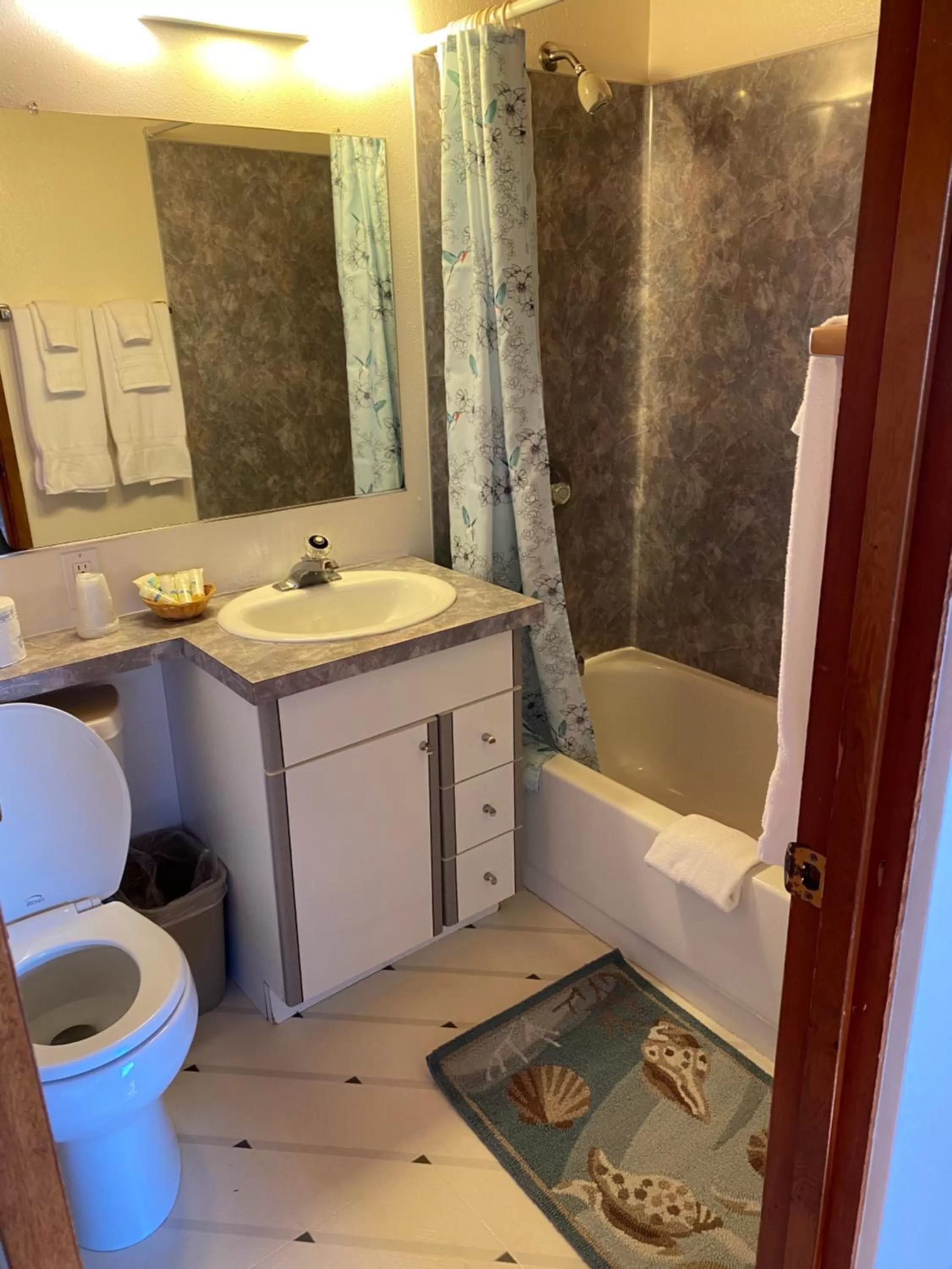 Curley's Resort & Dive Center