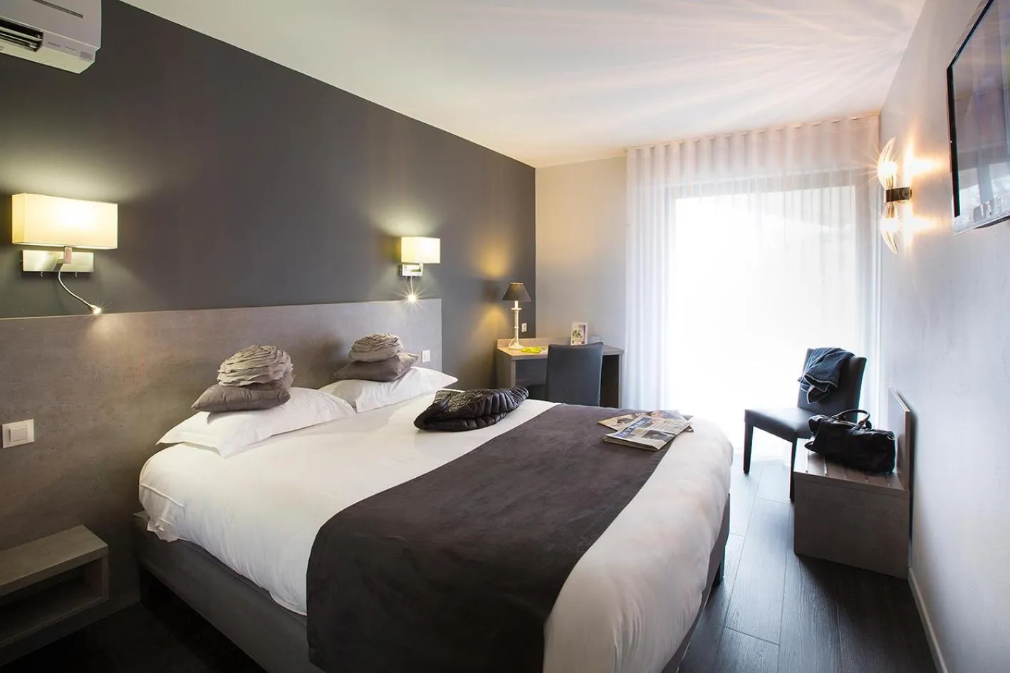 TV and multimedia, Bed in Logis Hotel - Restaurant - Spa - Le Relais de Farrou