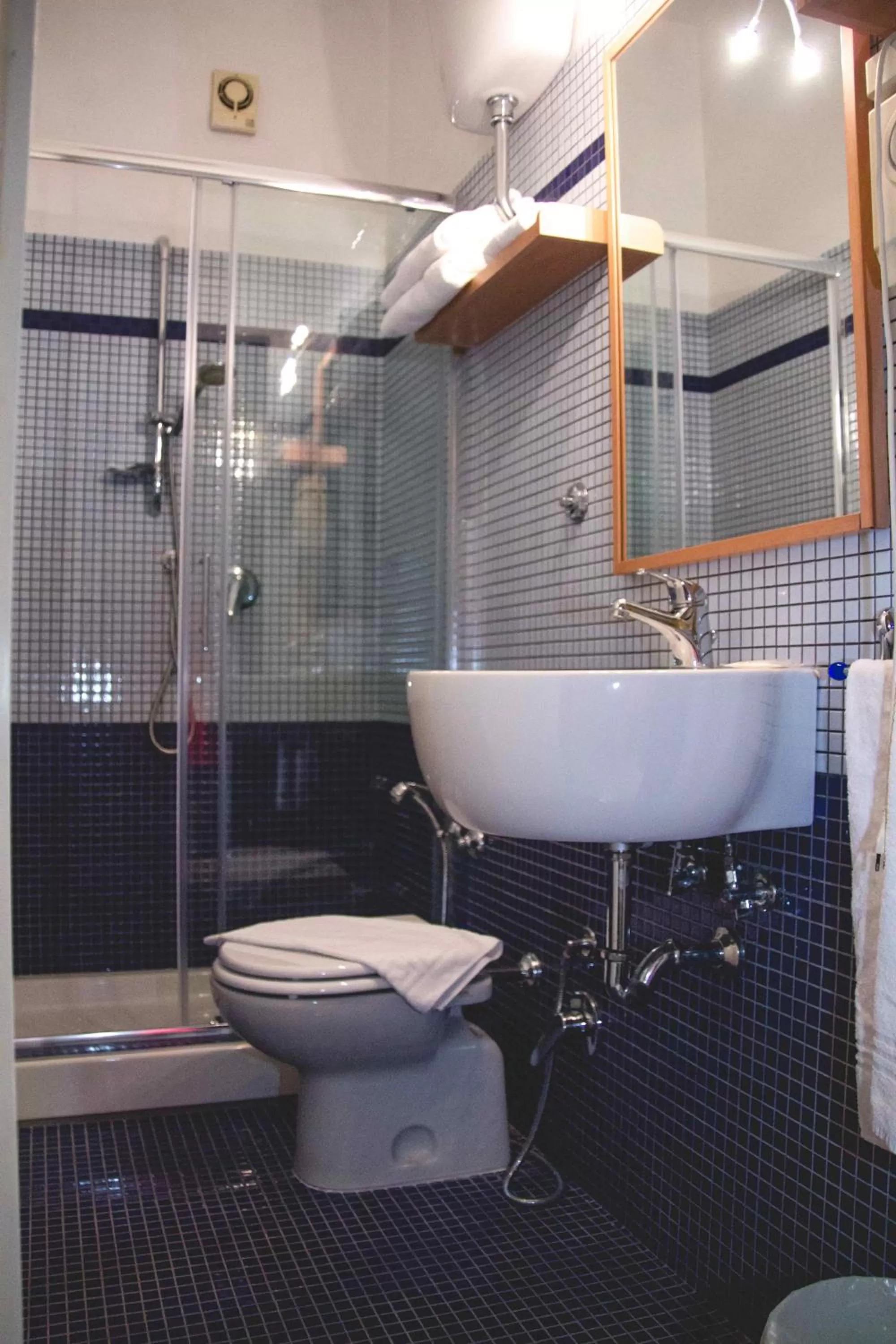 Bathroom in Hotel Letizia