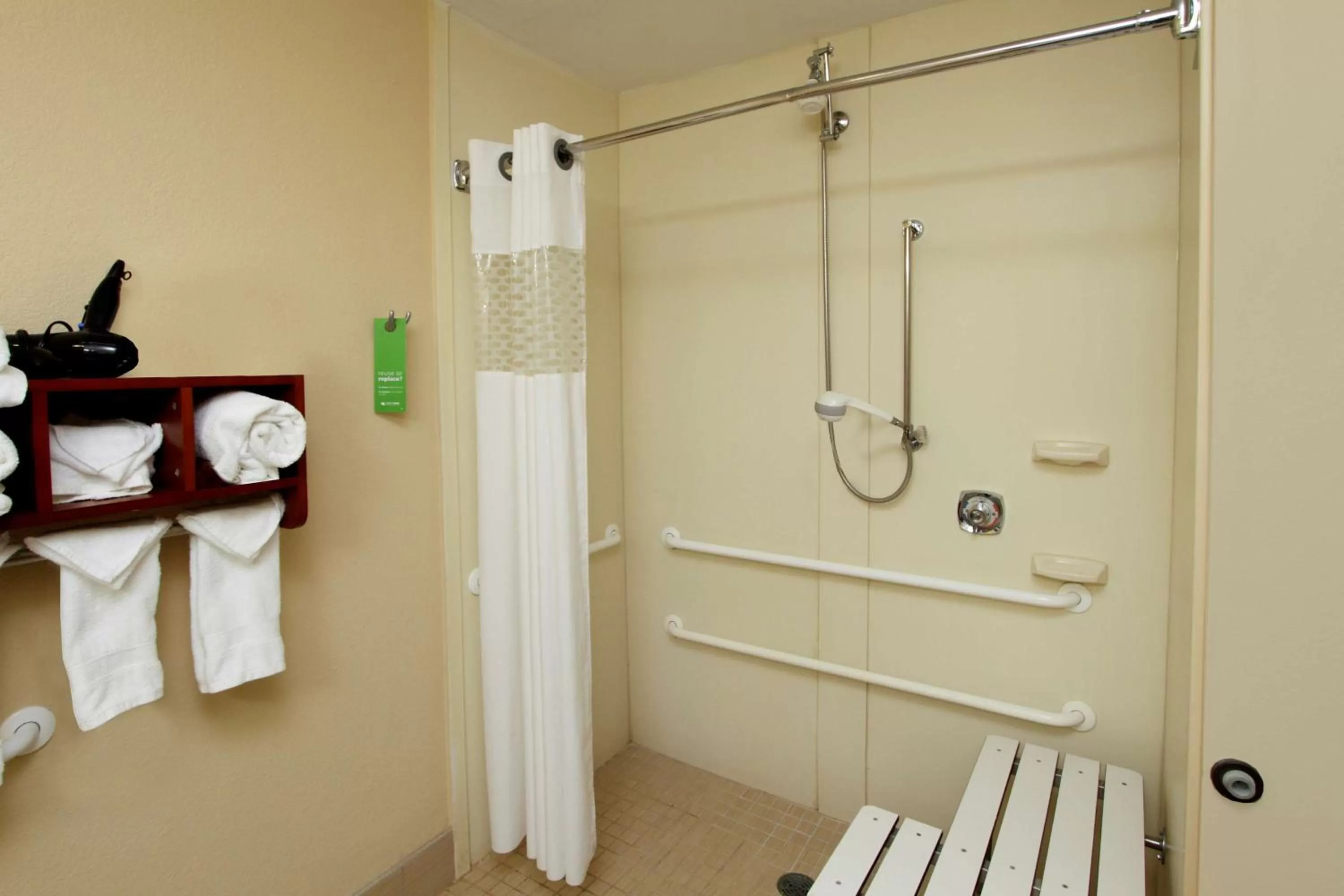 Bathroom in Hampton Inn Madison