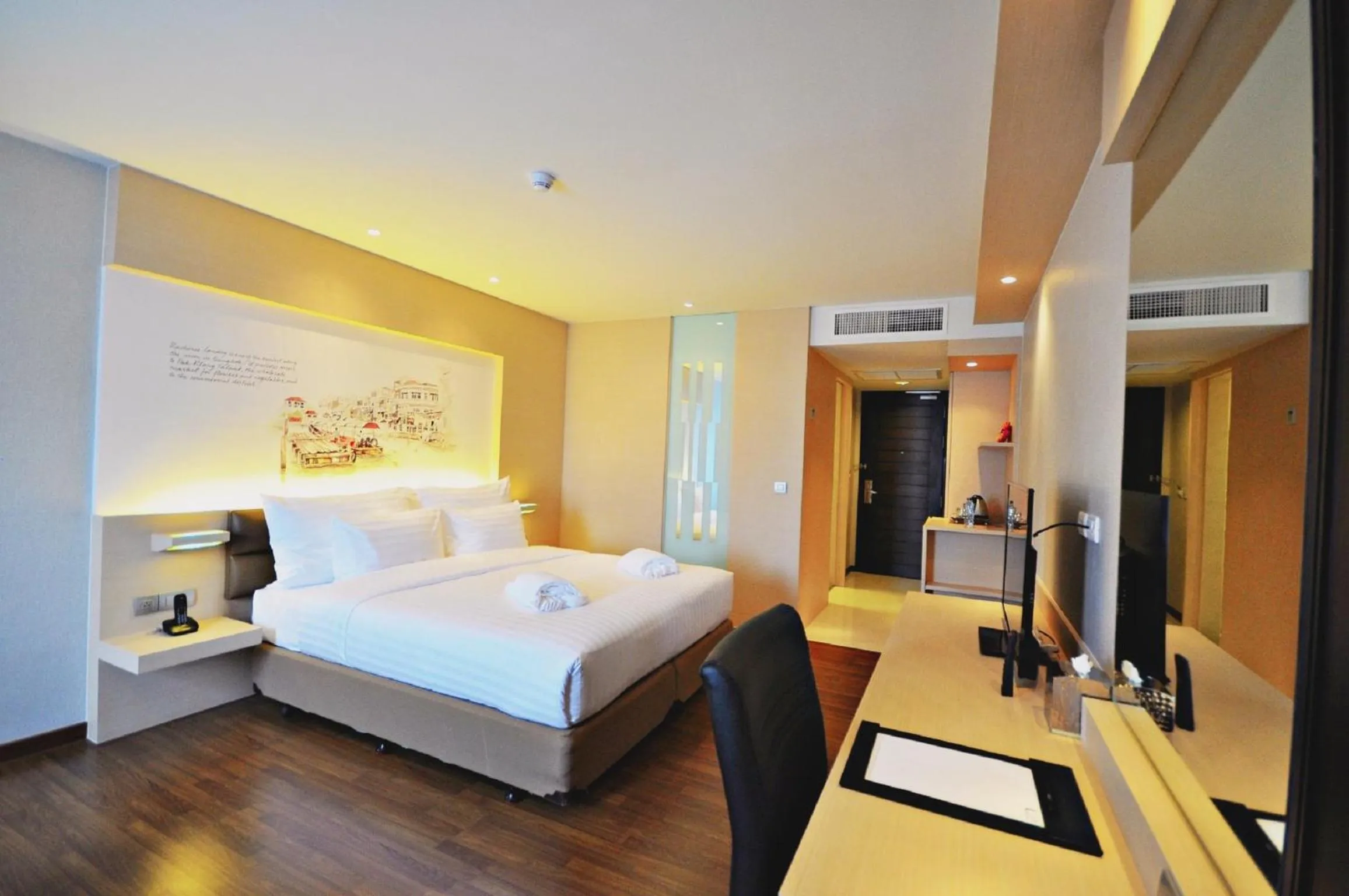 Shower, Bed in Parinda Hotel