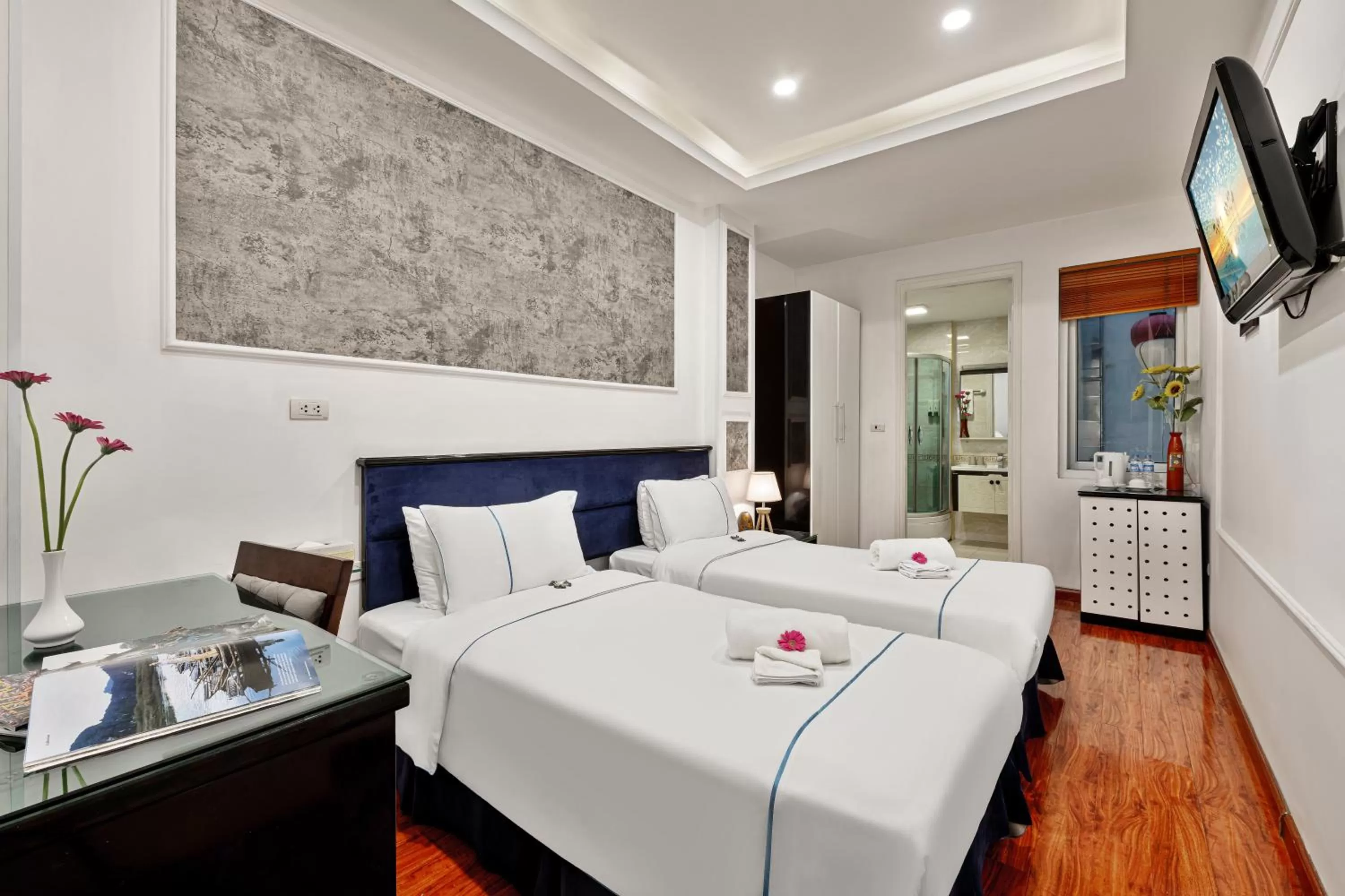 Photo of the whole room, Bed in Golden Sun Hotel