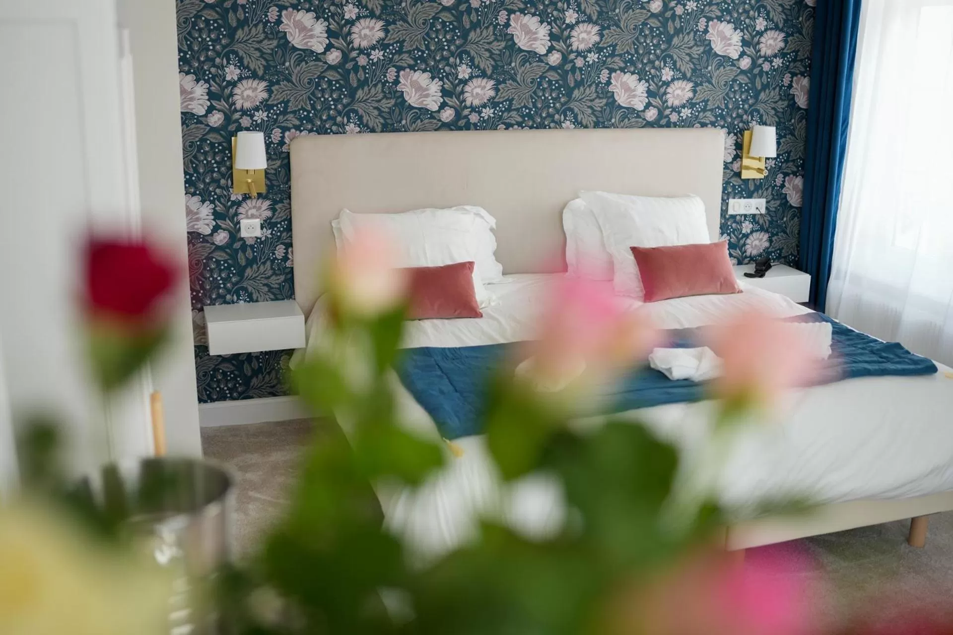 Property building, Bed in Hôtel Échappée en Baie - Parking privé gratuit