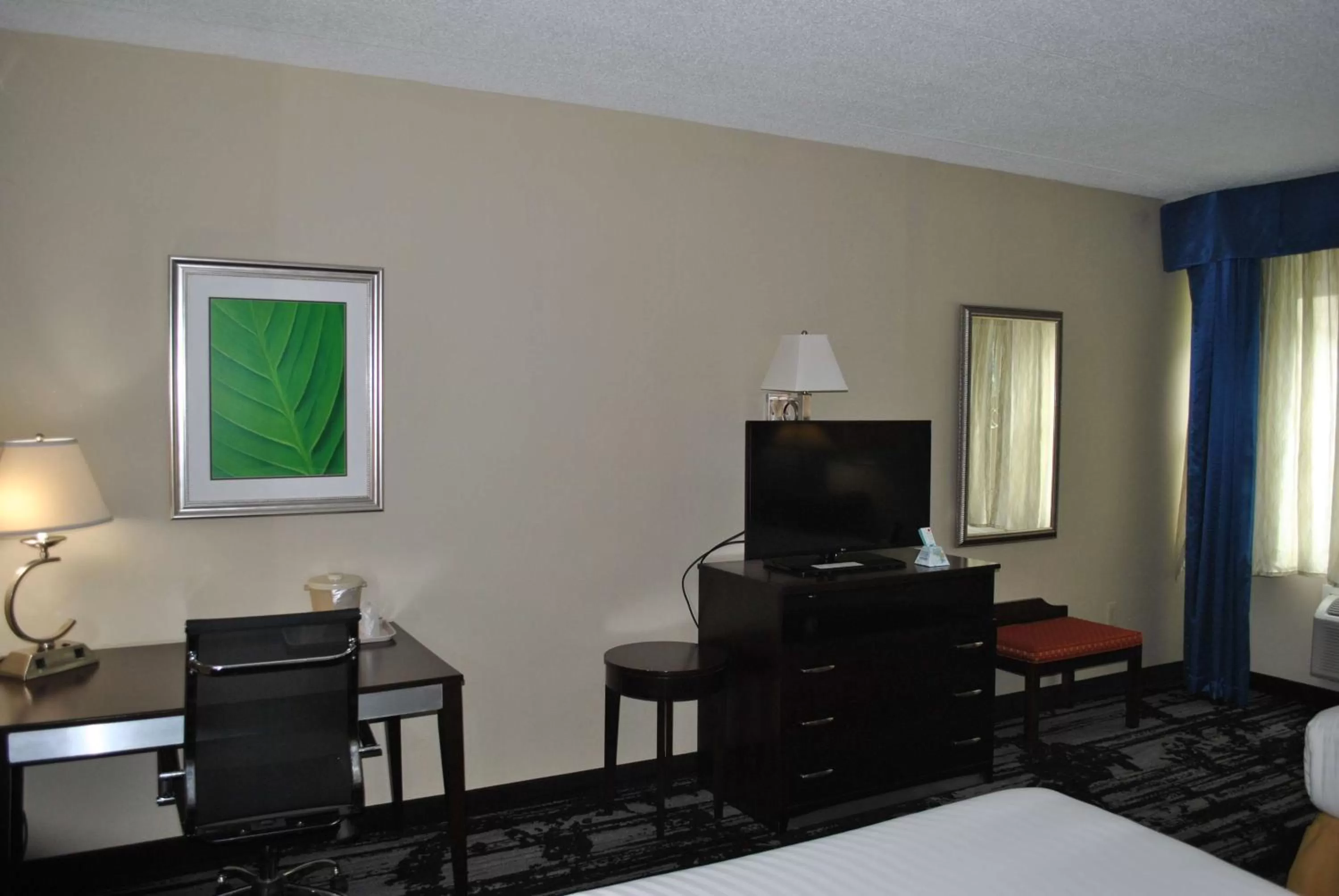 Double Room with Two Double Beds and Bath Tub - Disability Access in Best Western Owego Inn