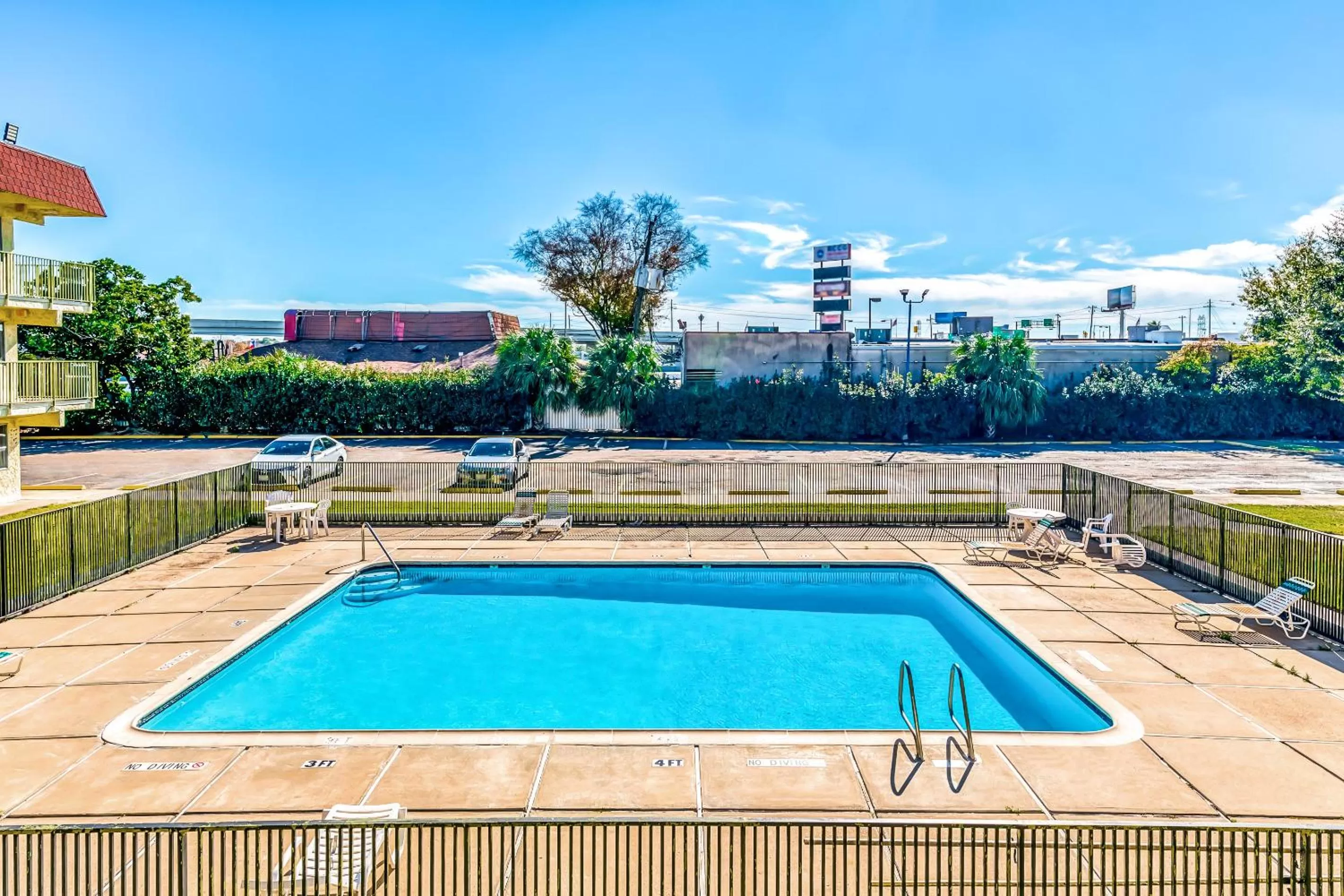 Swimming pool in OYO Hotel Houston Southwest I-69