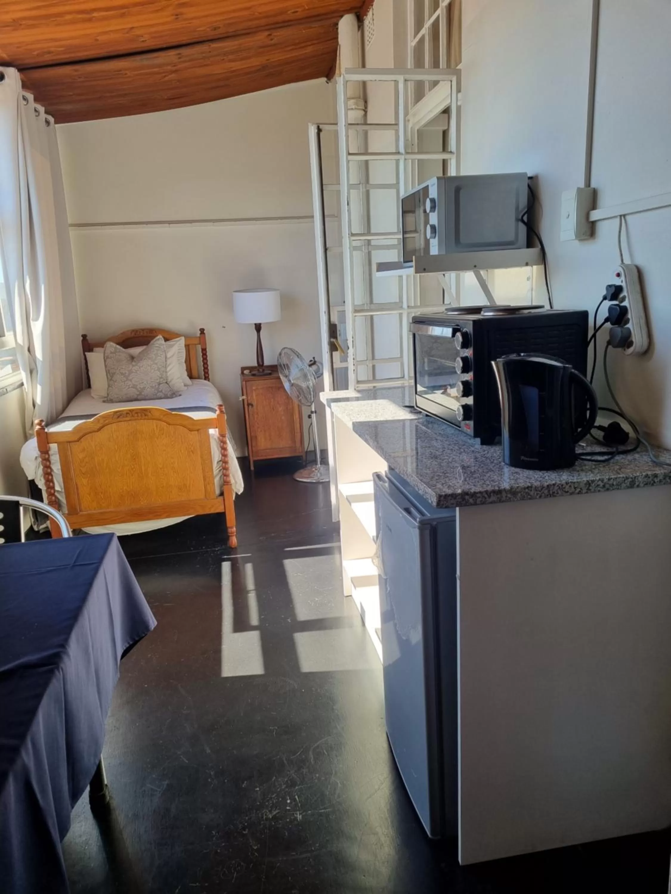 Balcony/Terrace, Bed in Thistle Hotel