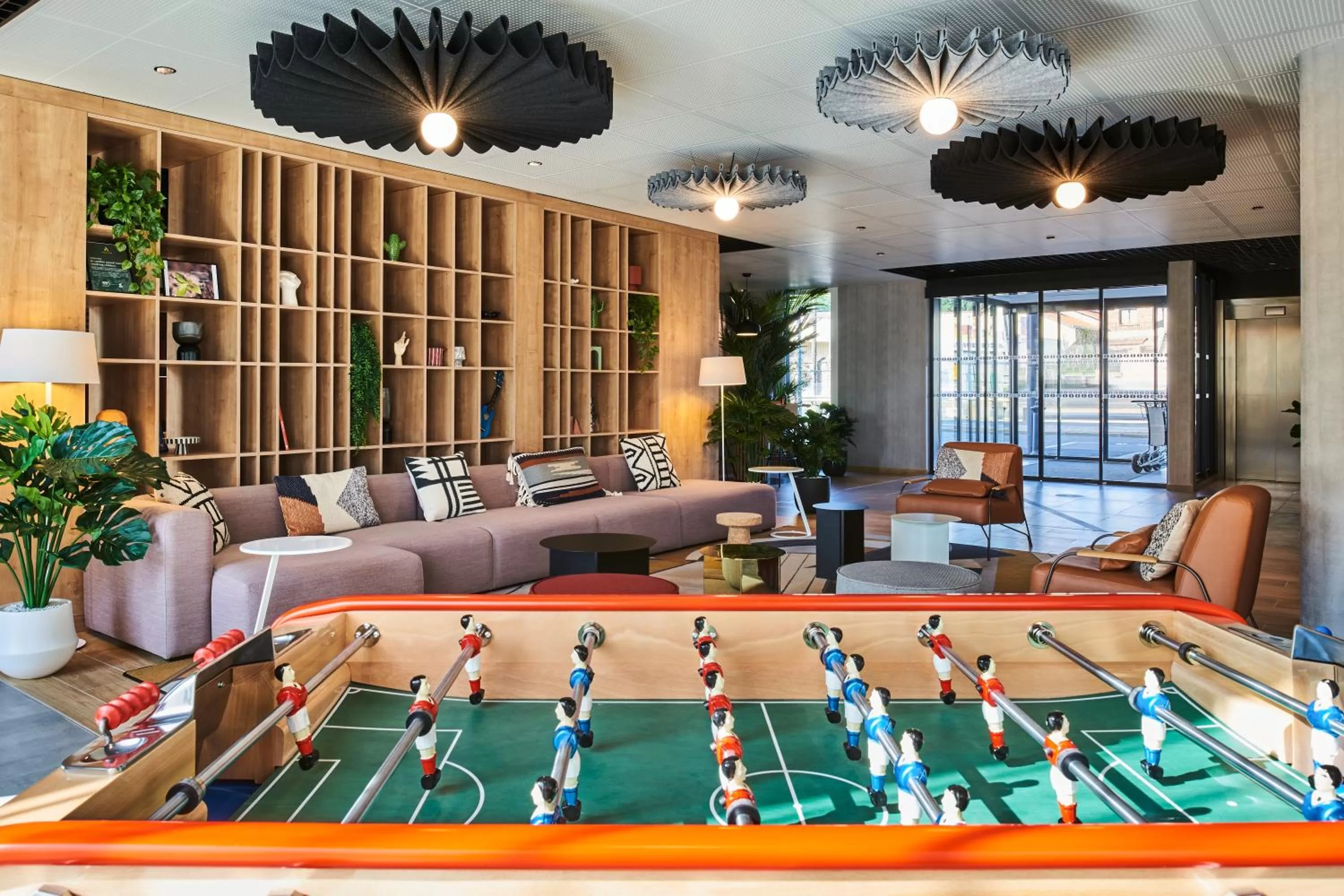 Communal lounge/ TV room in Ibis Montlhery Paris Sud