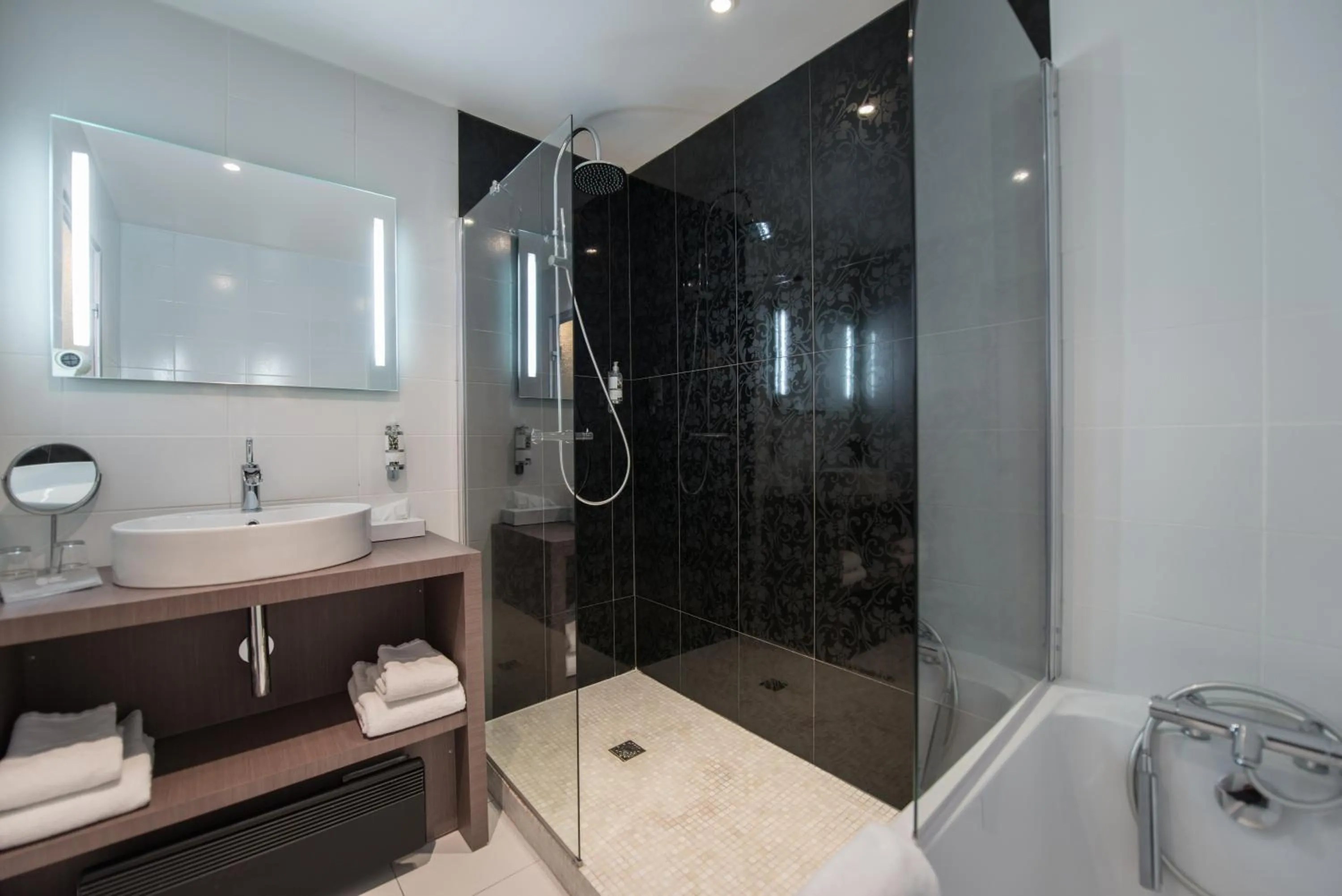 Shower in Quintessia