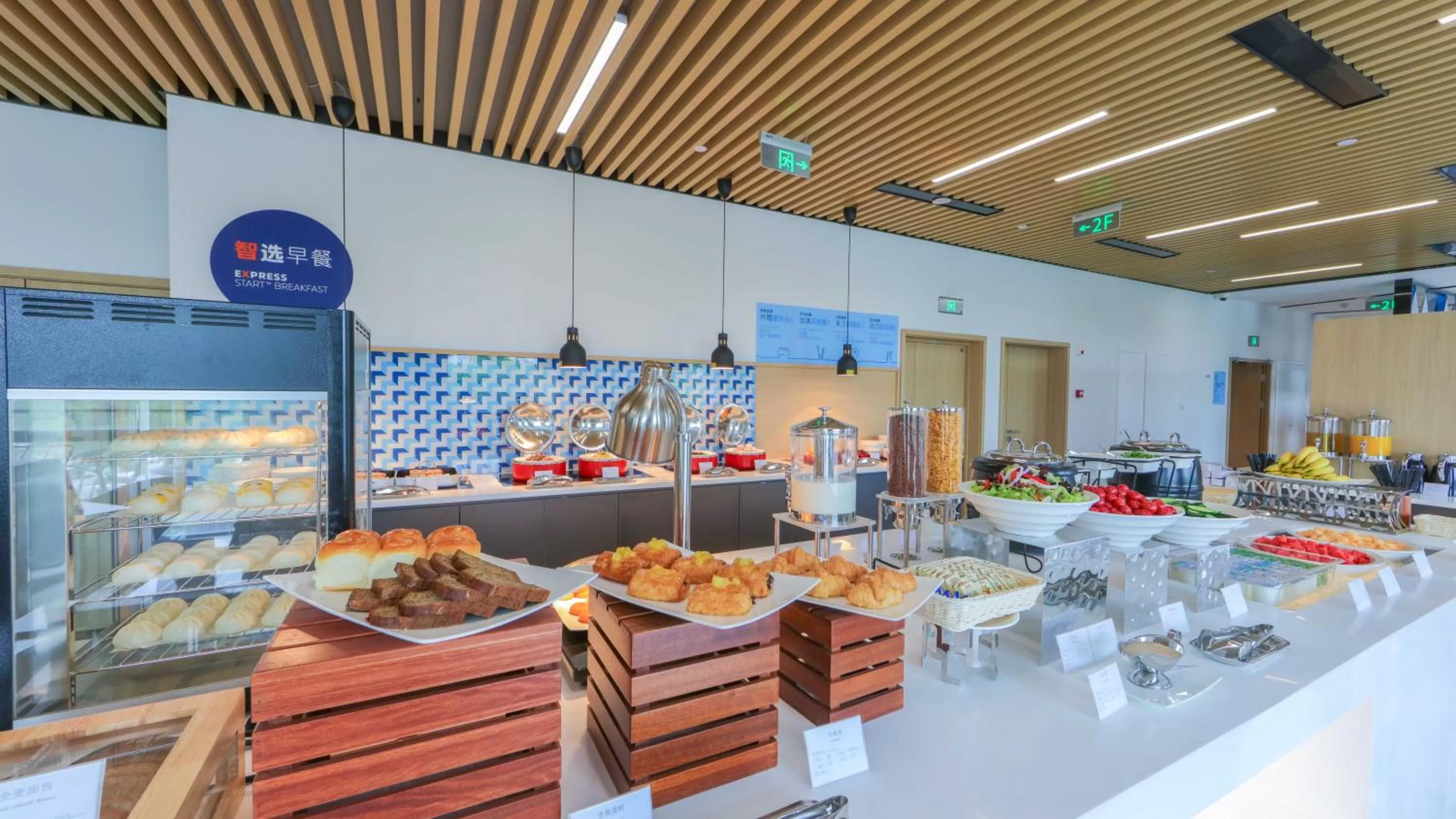 Restaurant/places to eat in Holiday Inn Express Shanghai Pudong Airport by IHG