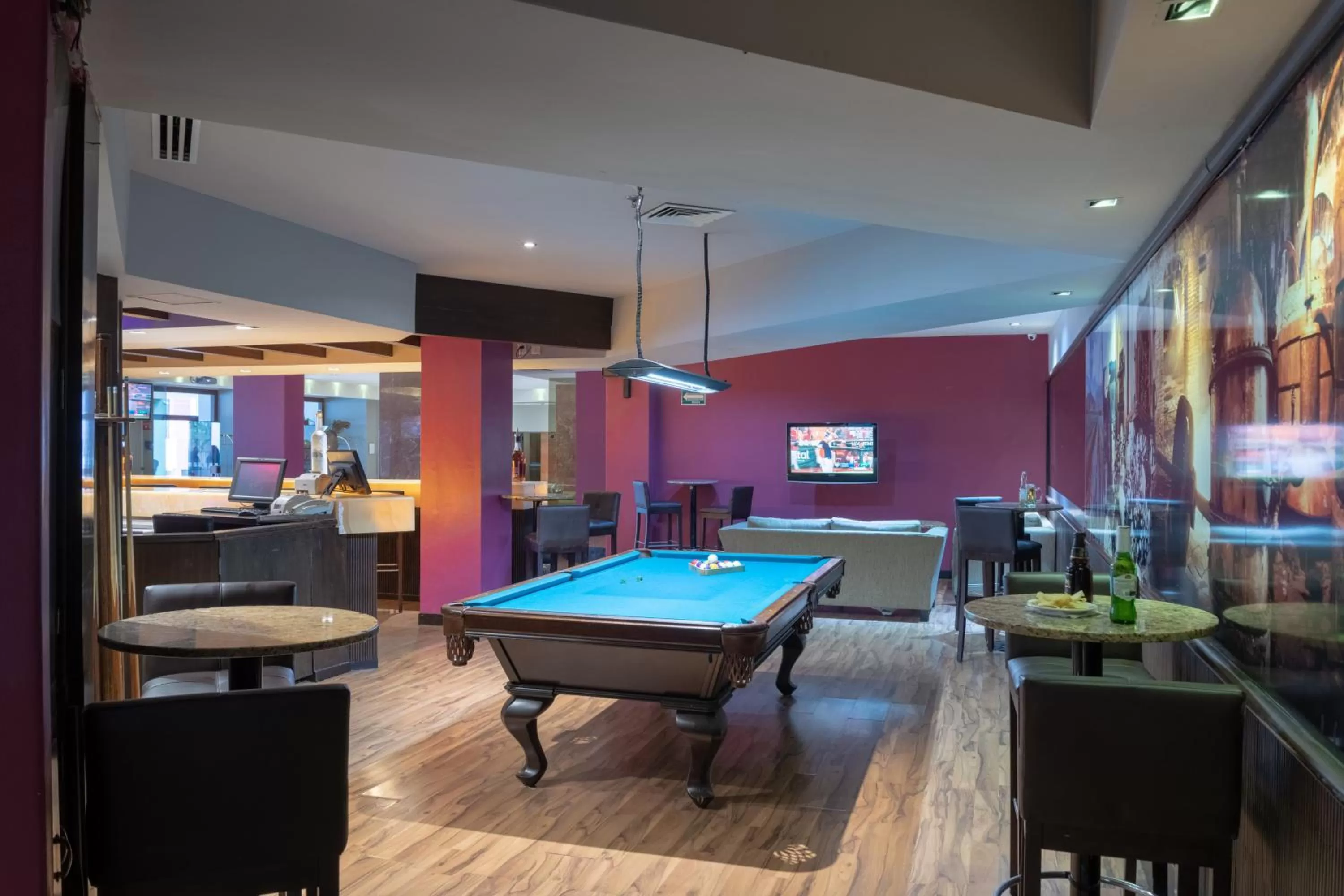 Lounge or bar in Holiday Inn Guadalajara Expo Plaza del Sol by IHG