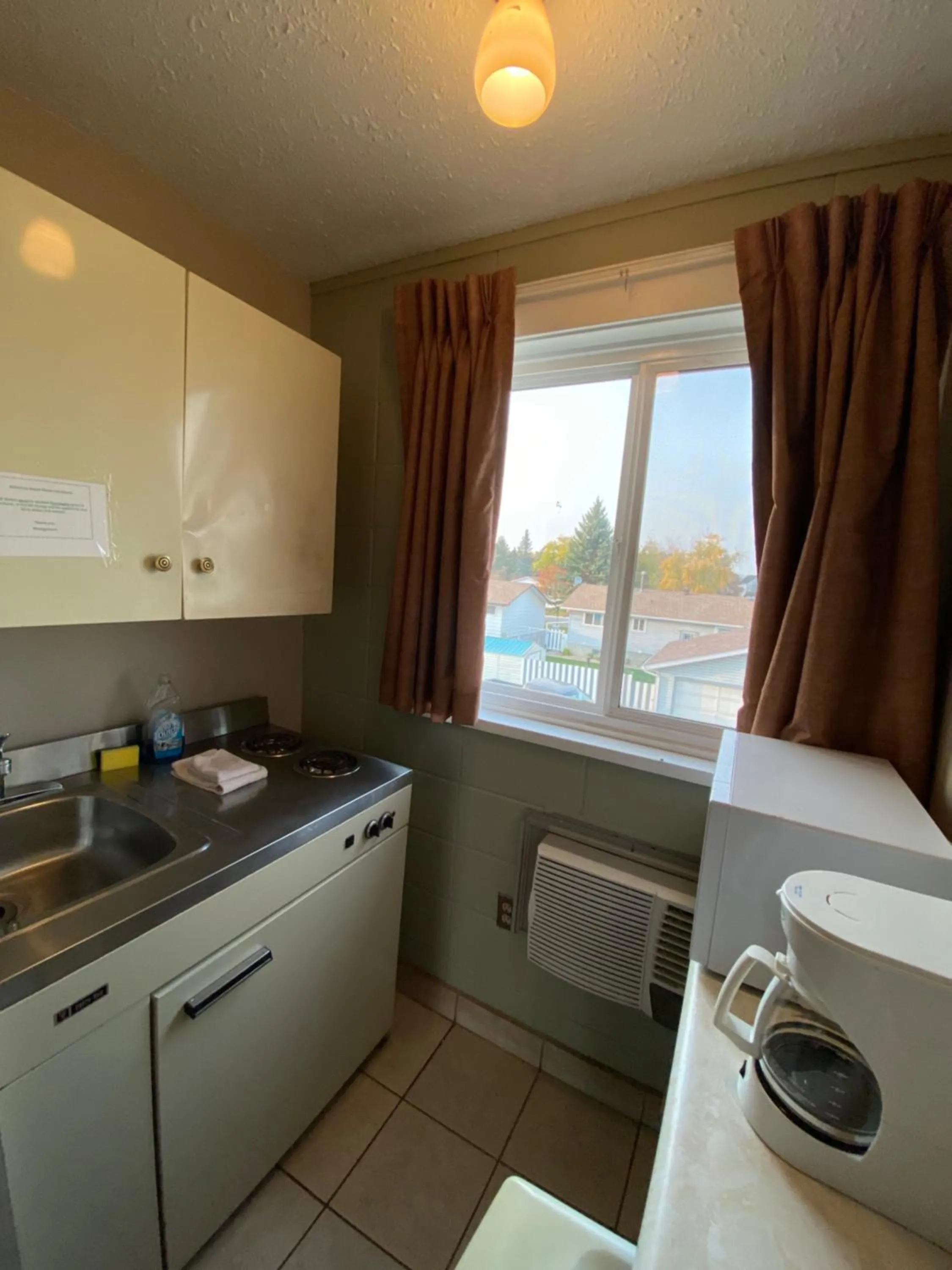 Kitchen or kitchenette in Aspen Motor Inn