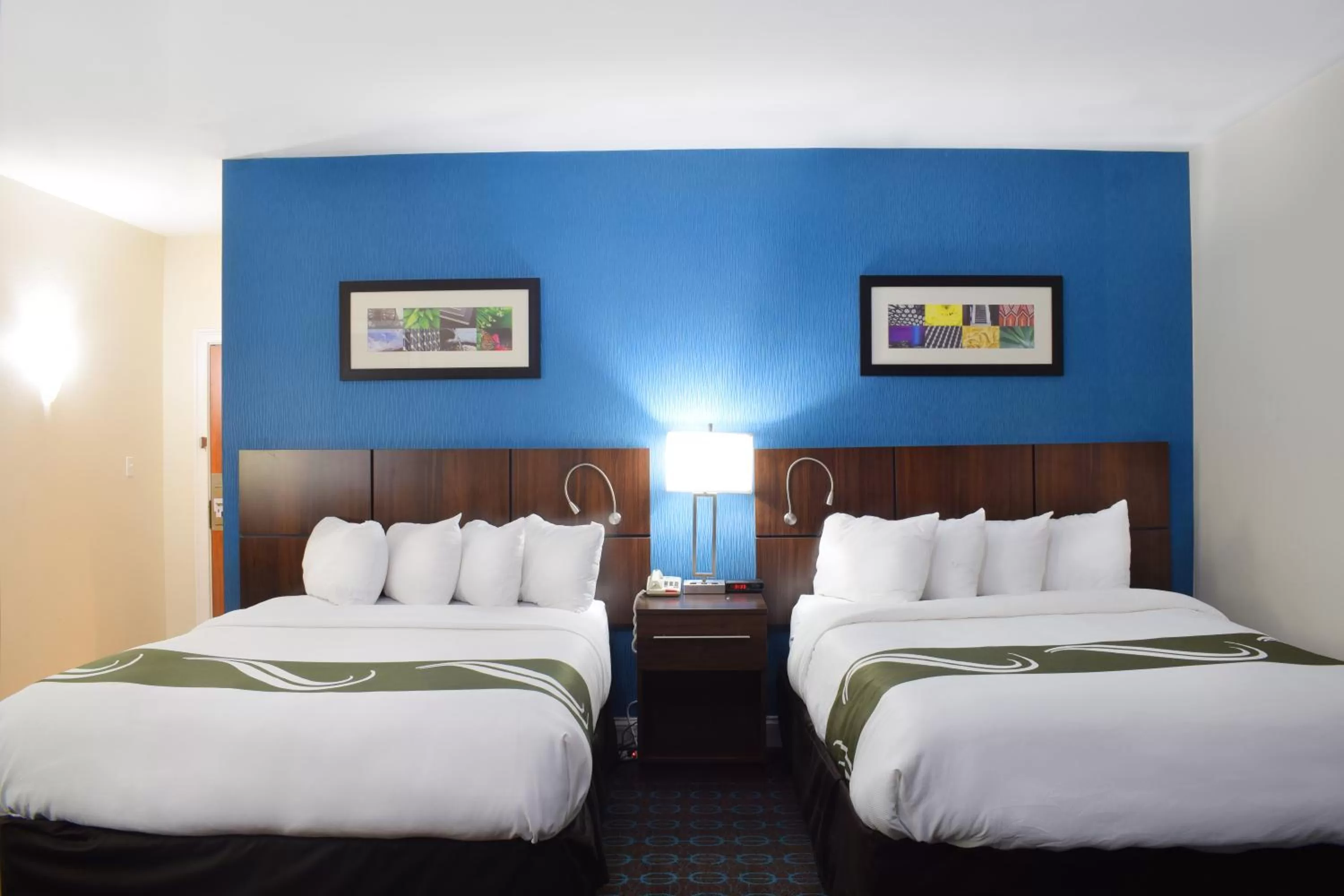 Bed in Quality Inn & Suites Middletown - Newport