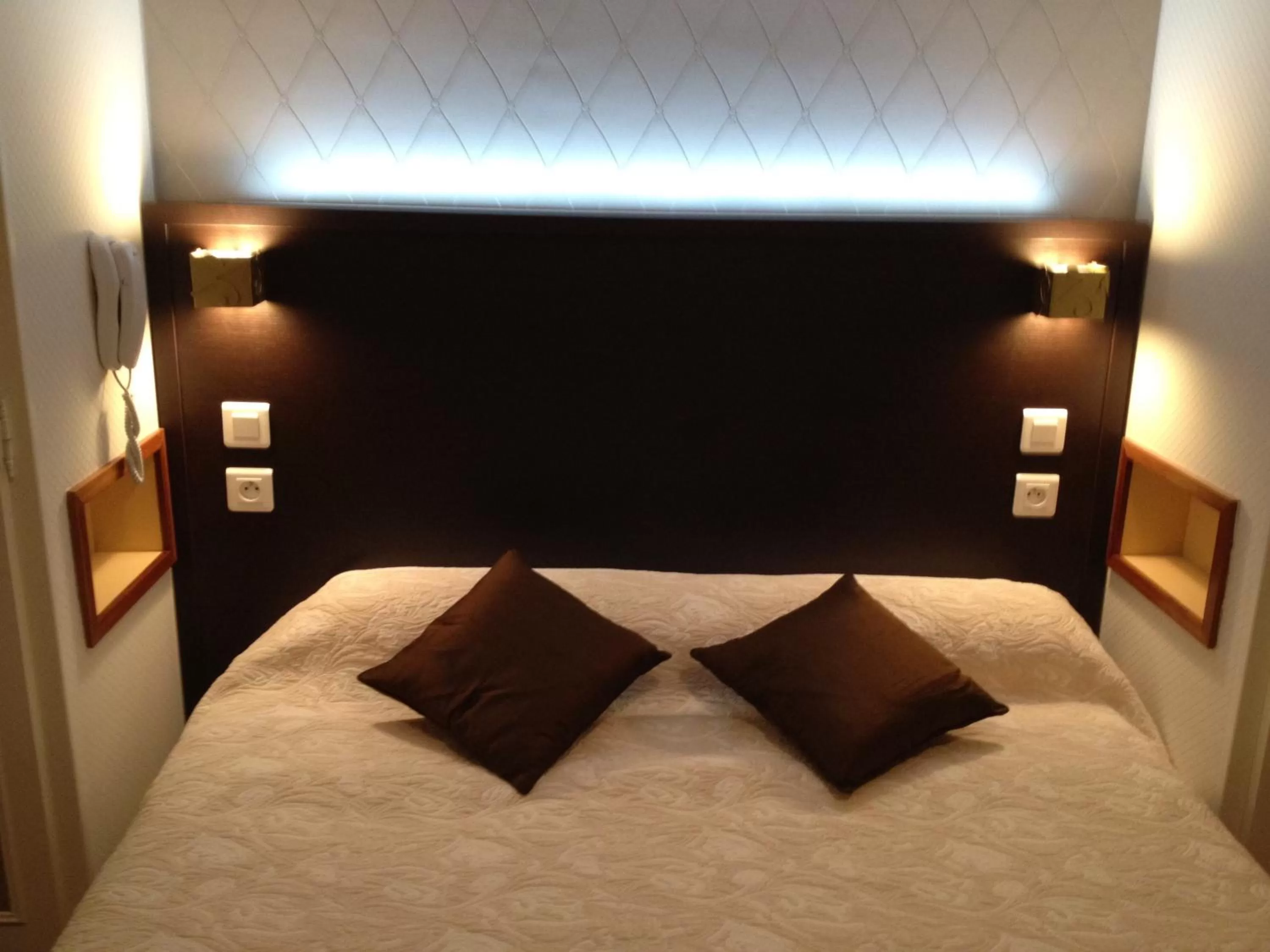 Bed in Hôtel de Paris