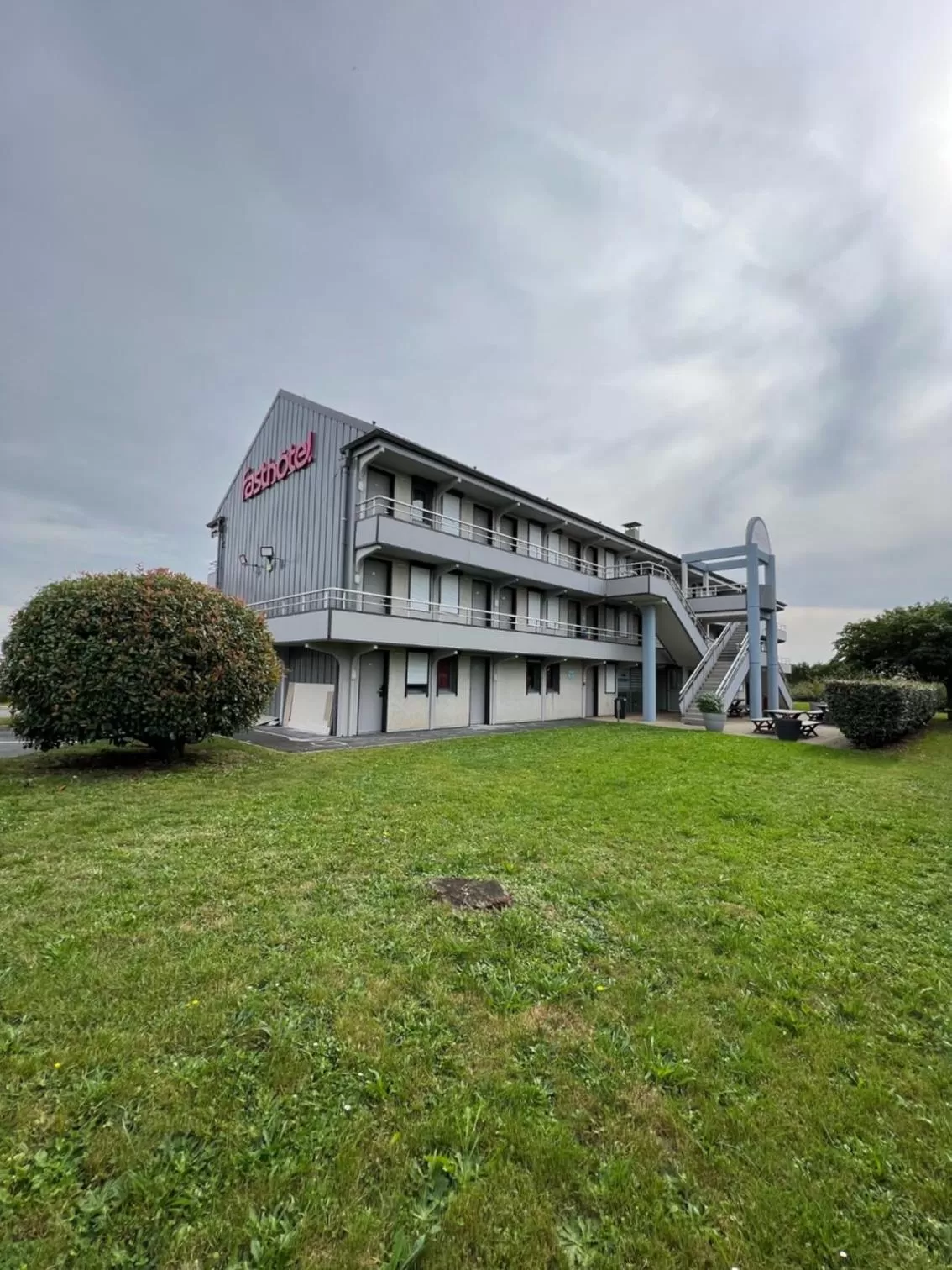 Garden view in Fasthotel Roissy - Saint-Witz