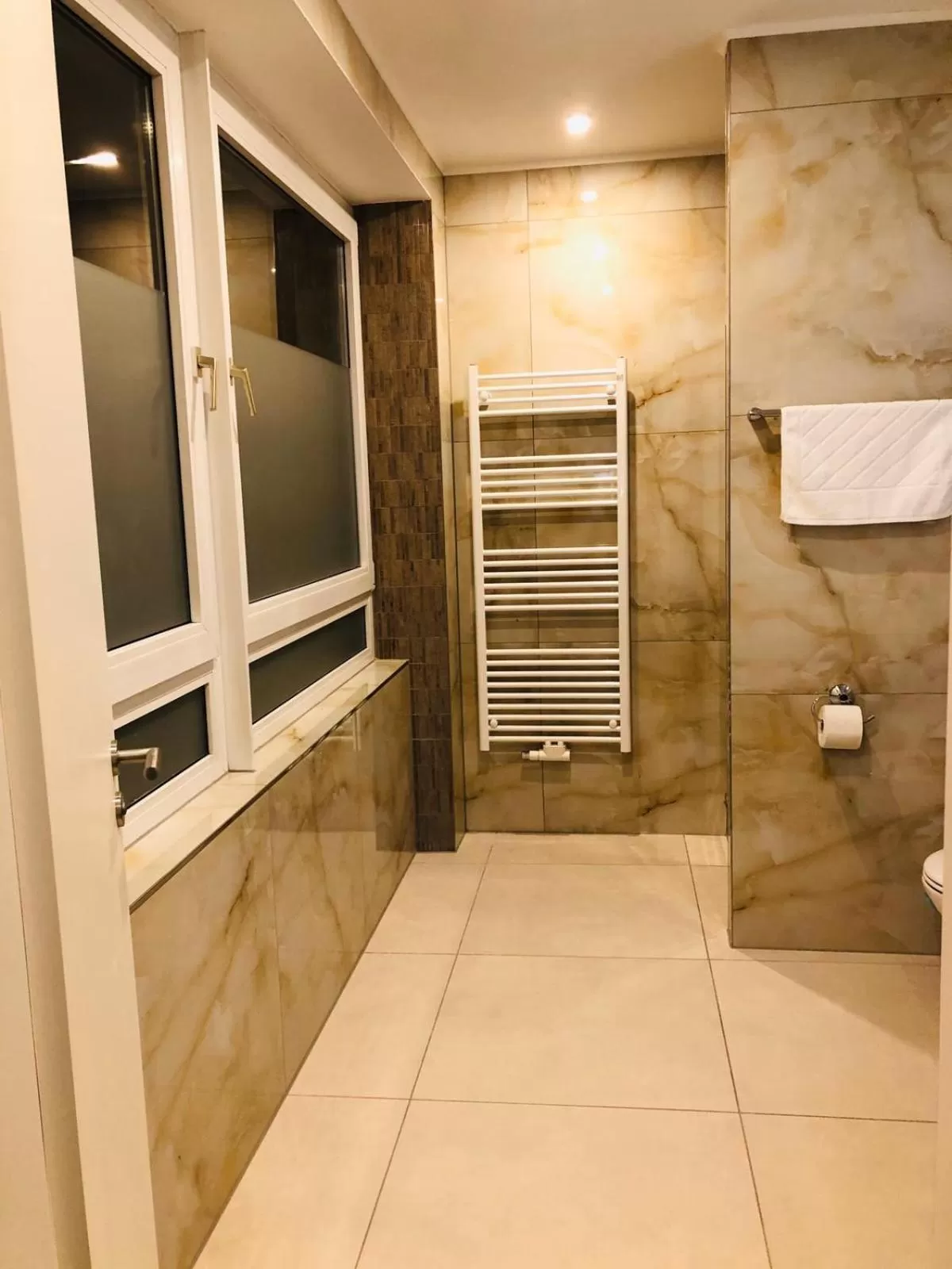 Bathroom in Elbgalerie Hotel