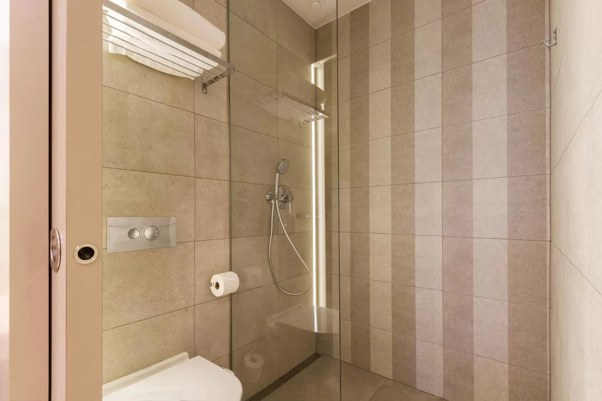 Bathroom in Hotel Well and Come Barcelona