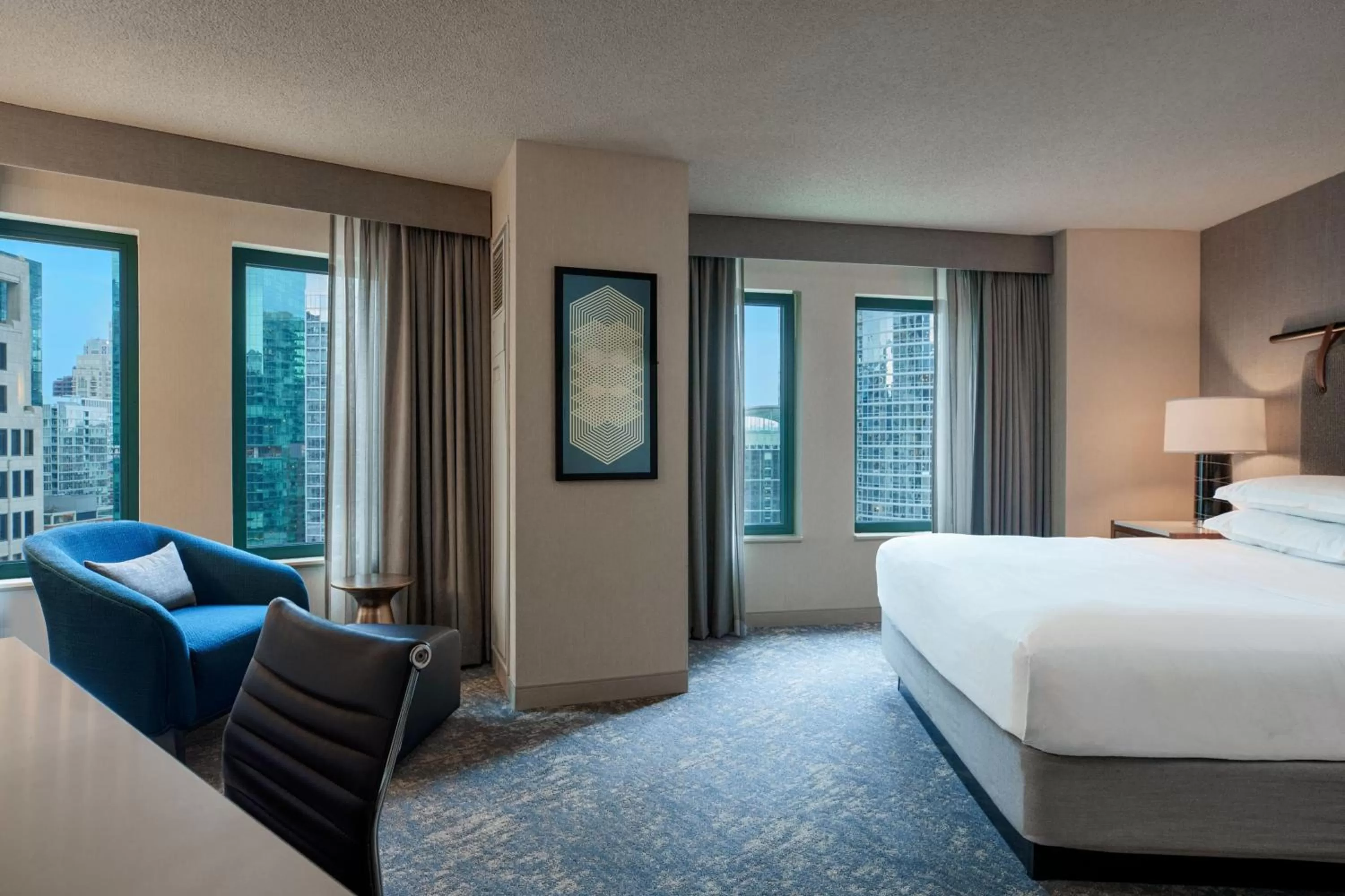 Photo of the whole room, Bed in Sheraton Grand Chicago Riverwalk
