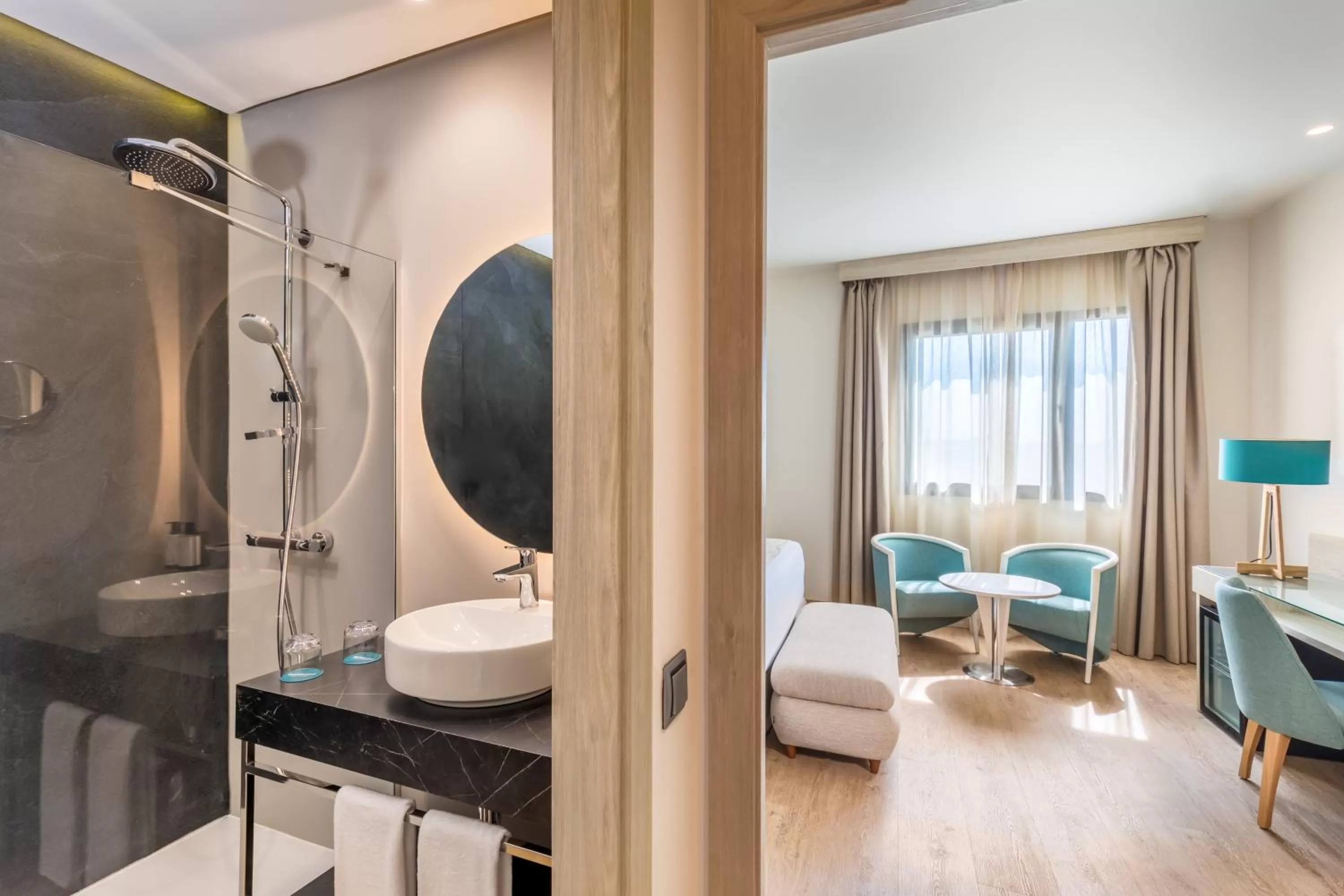 Shower in Occidental Sevilla Viapol