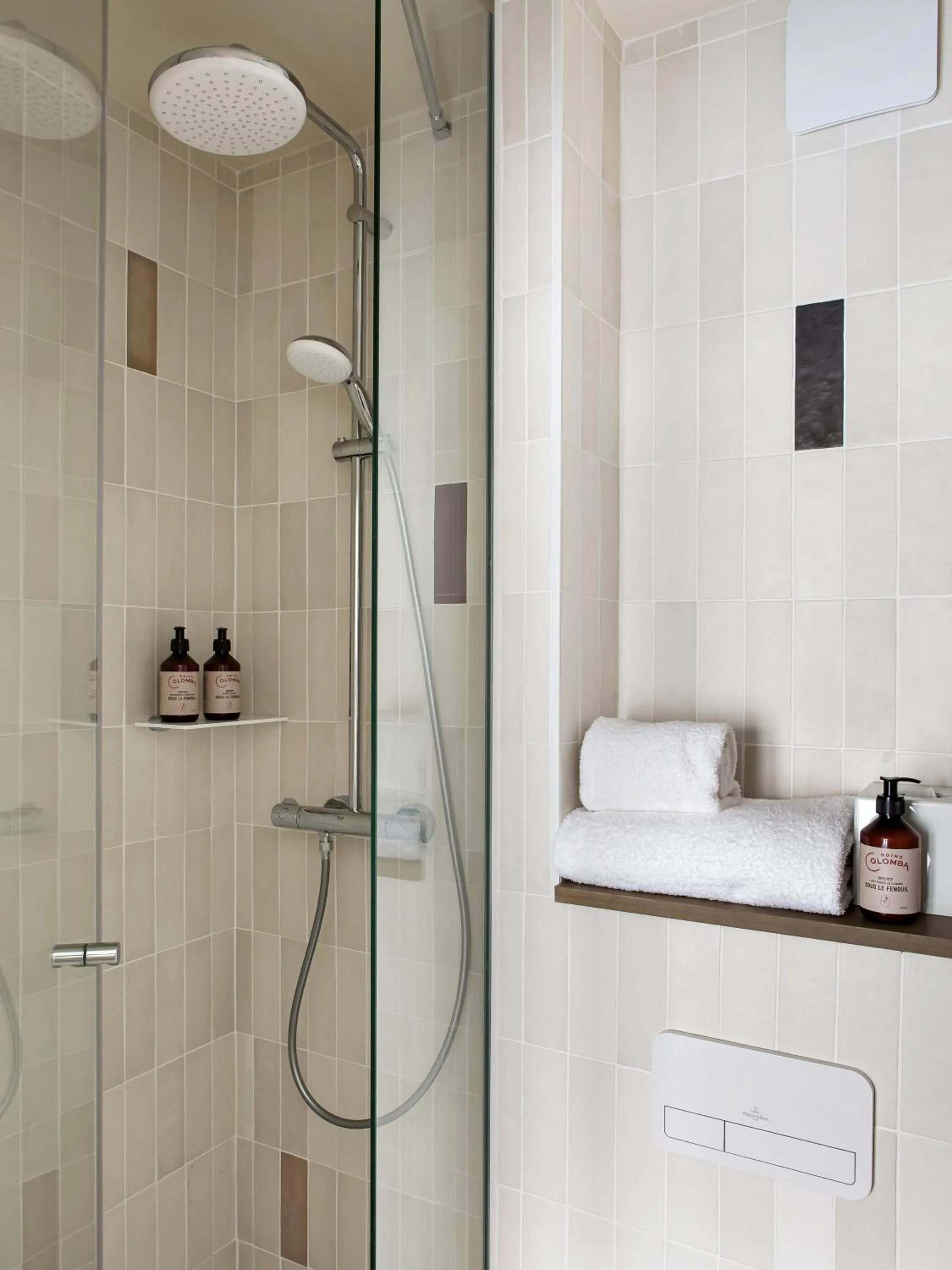 Shower in Hôtel AMI - Orso Hotels