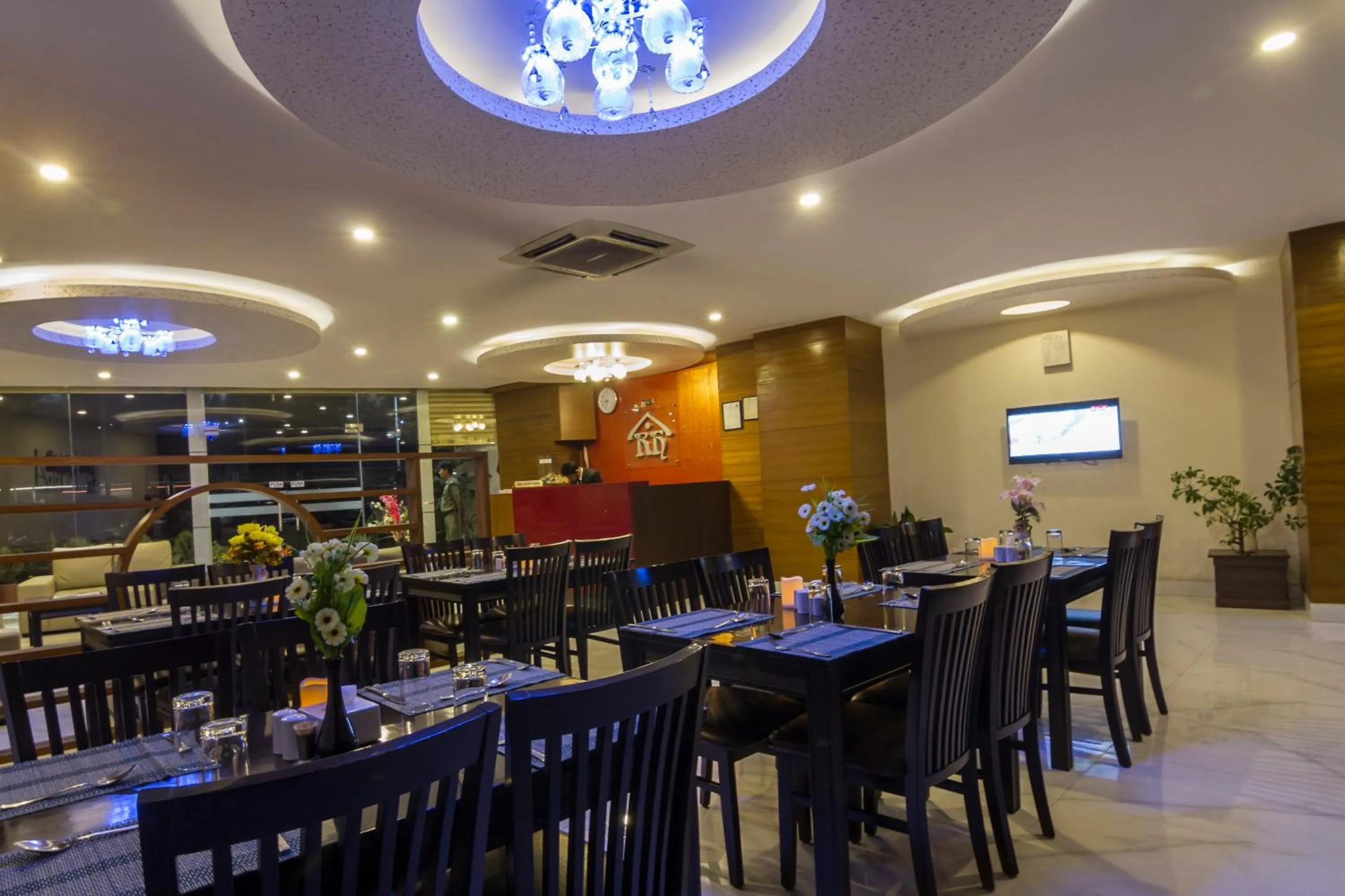 Restaurant/places to eat in Hotel Regal Airport