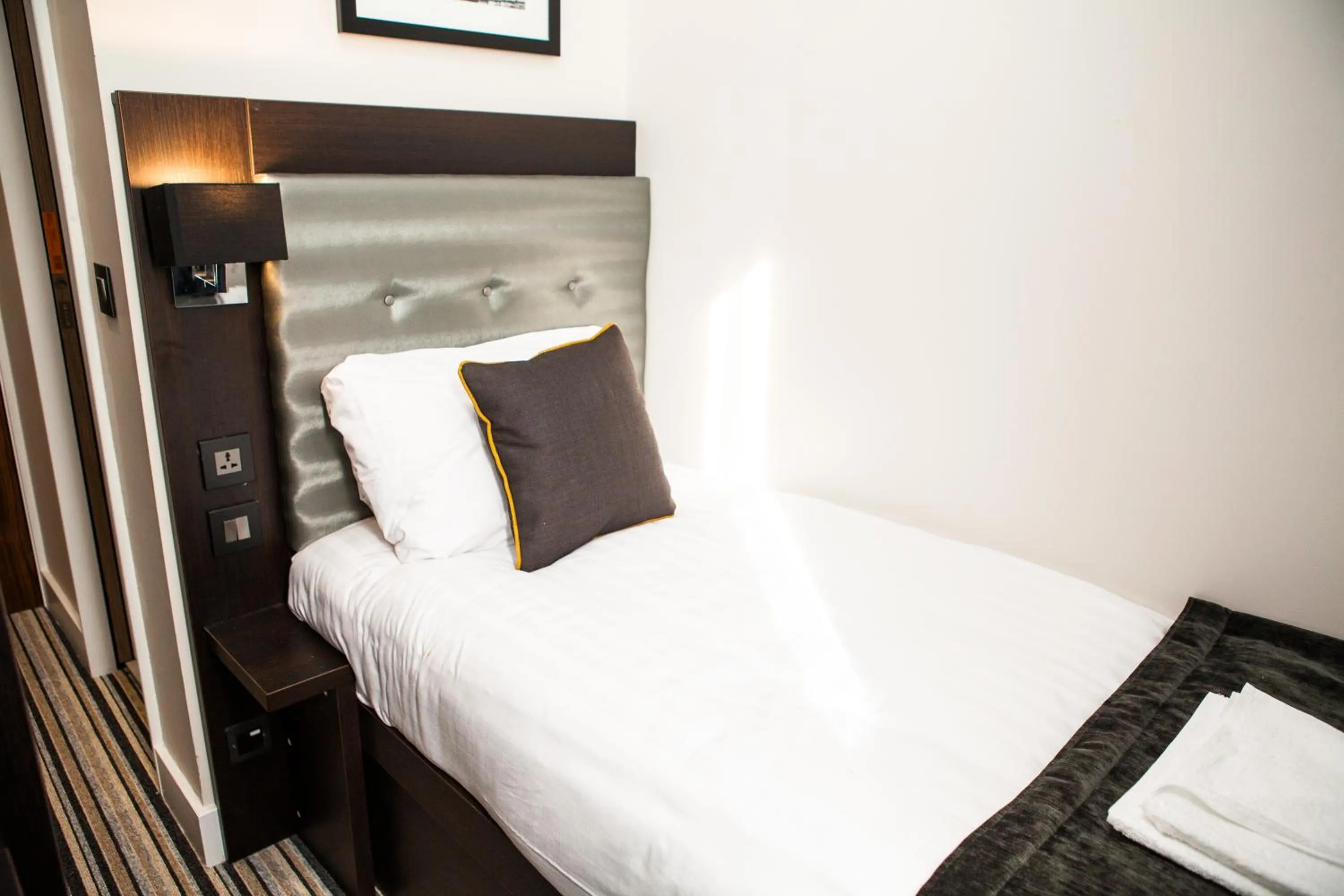 Photo of the whole room, Bed in The Tudor Inn Hotel