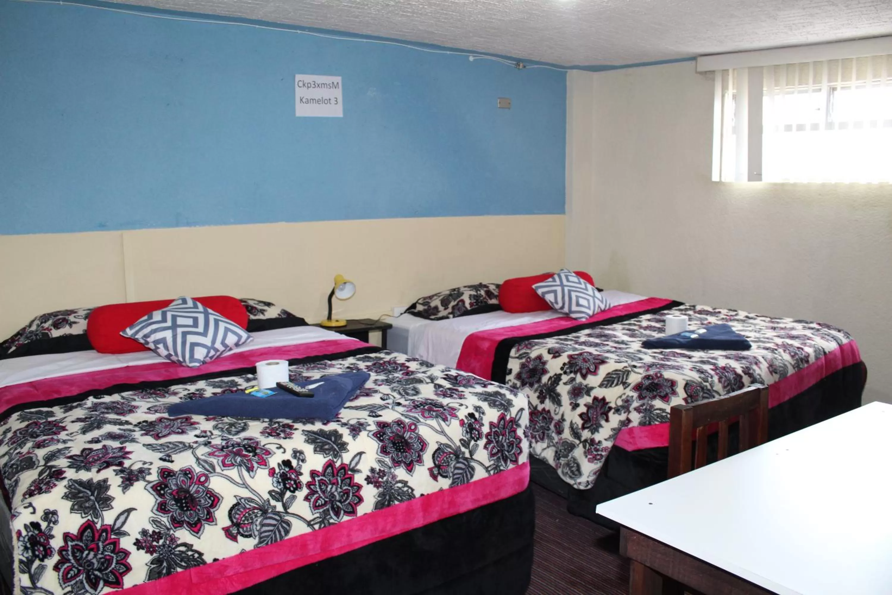 Photo of the whole room, Bed in hotel kasa kamelot 2