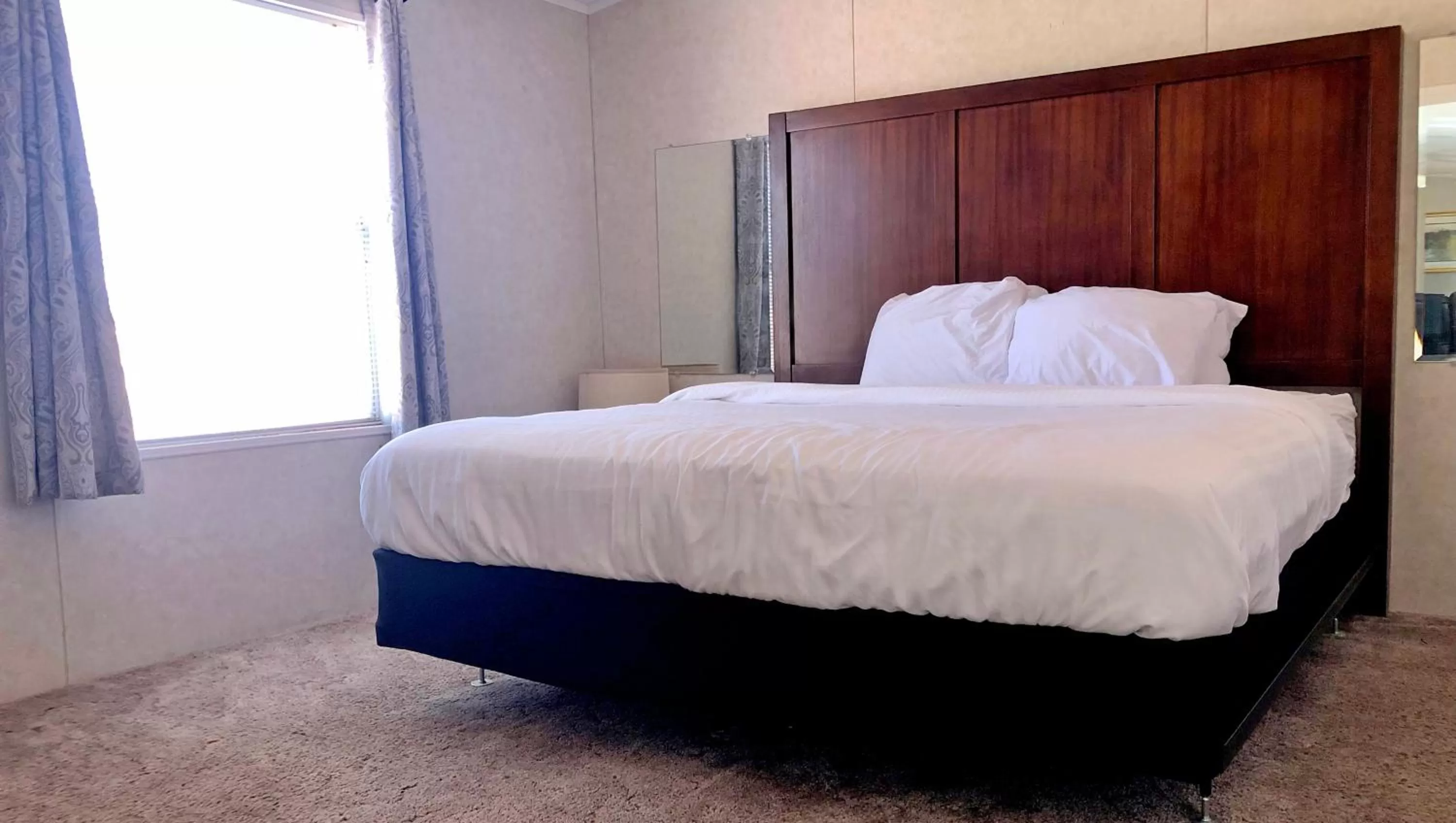 Photo of the whole room, Bed in Ticaboo Lodge