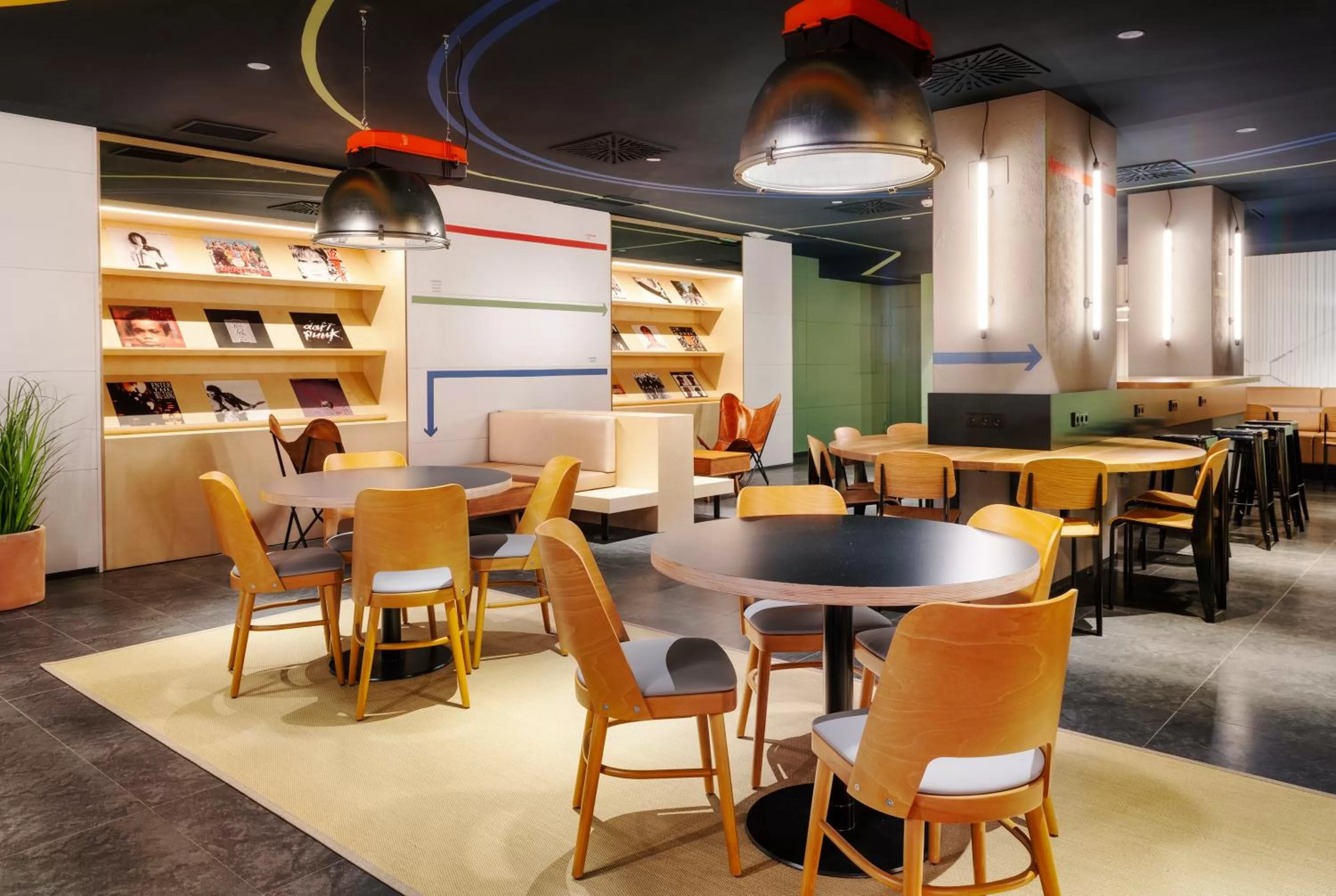 Lounge or bar in B&B HOTEL Castellón