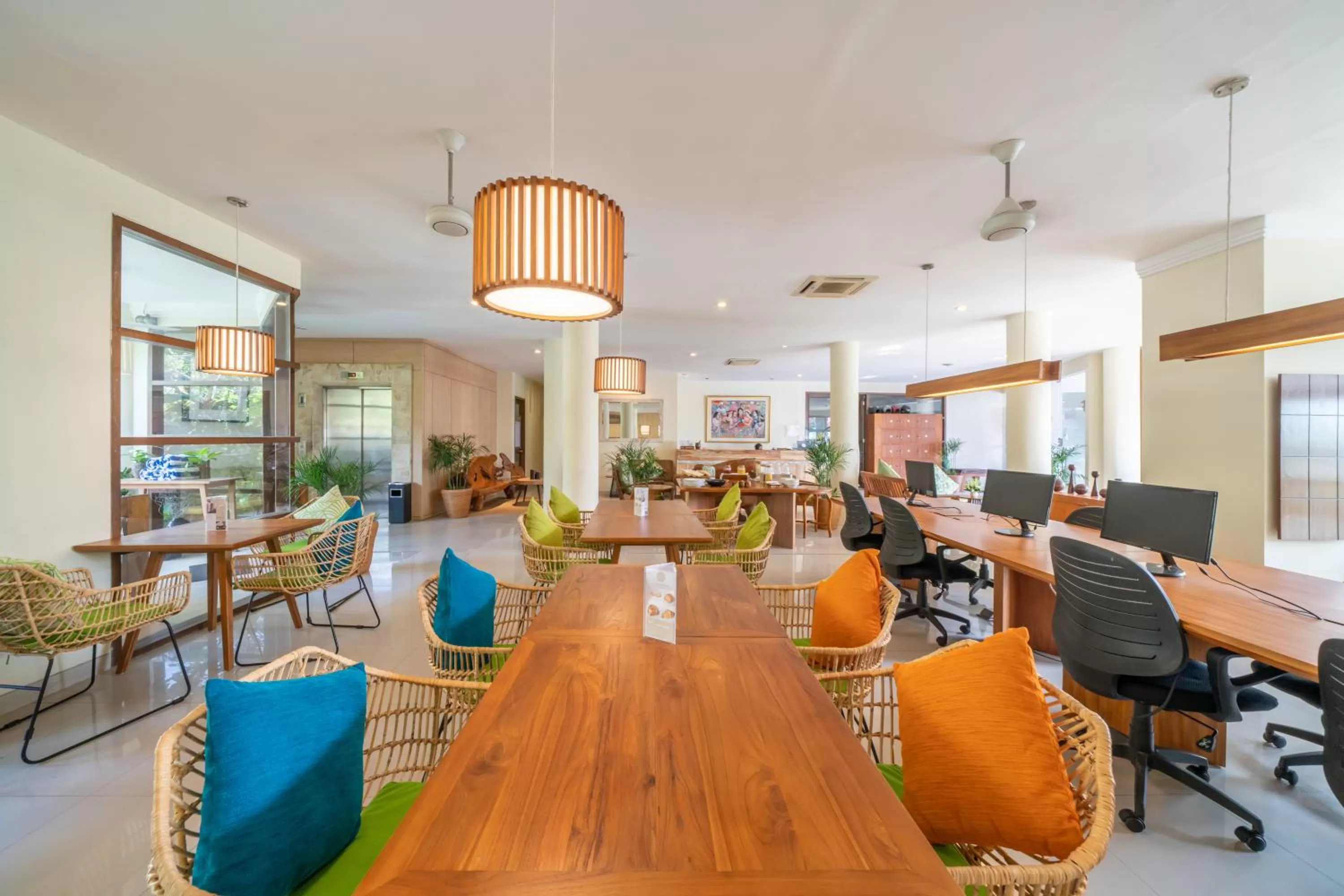 Restaurant/places to eat in Sara Residence by Nakula