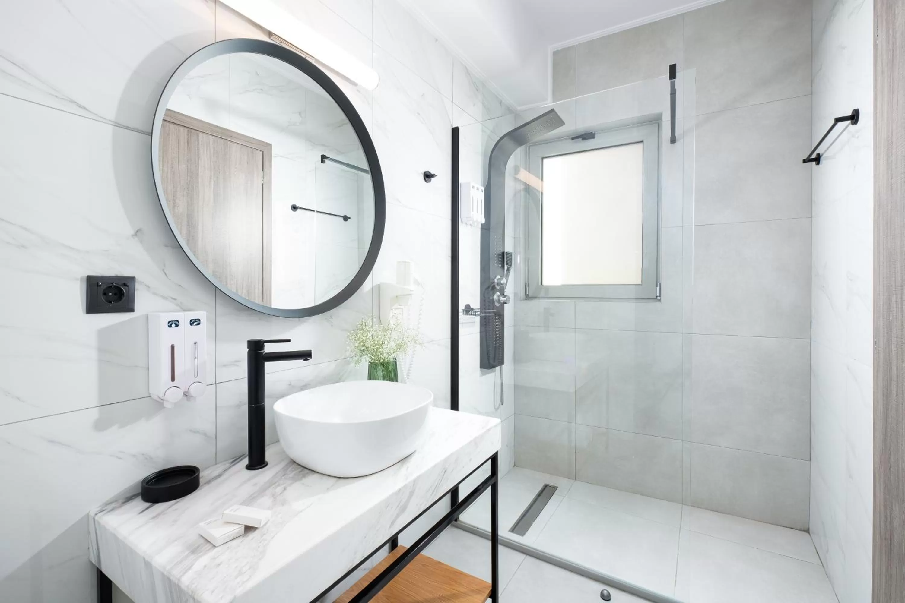 Toilet in Enattica Suites