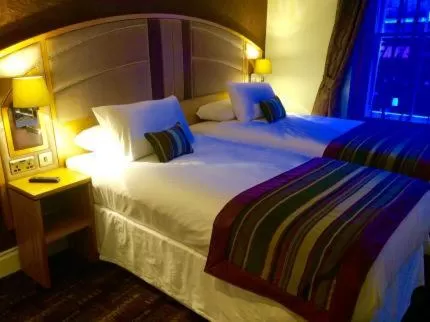 Shower, Bed in The Golden Lion Wetherspoon