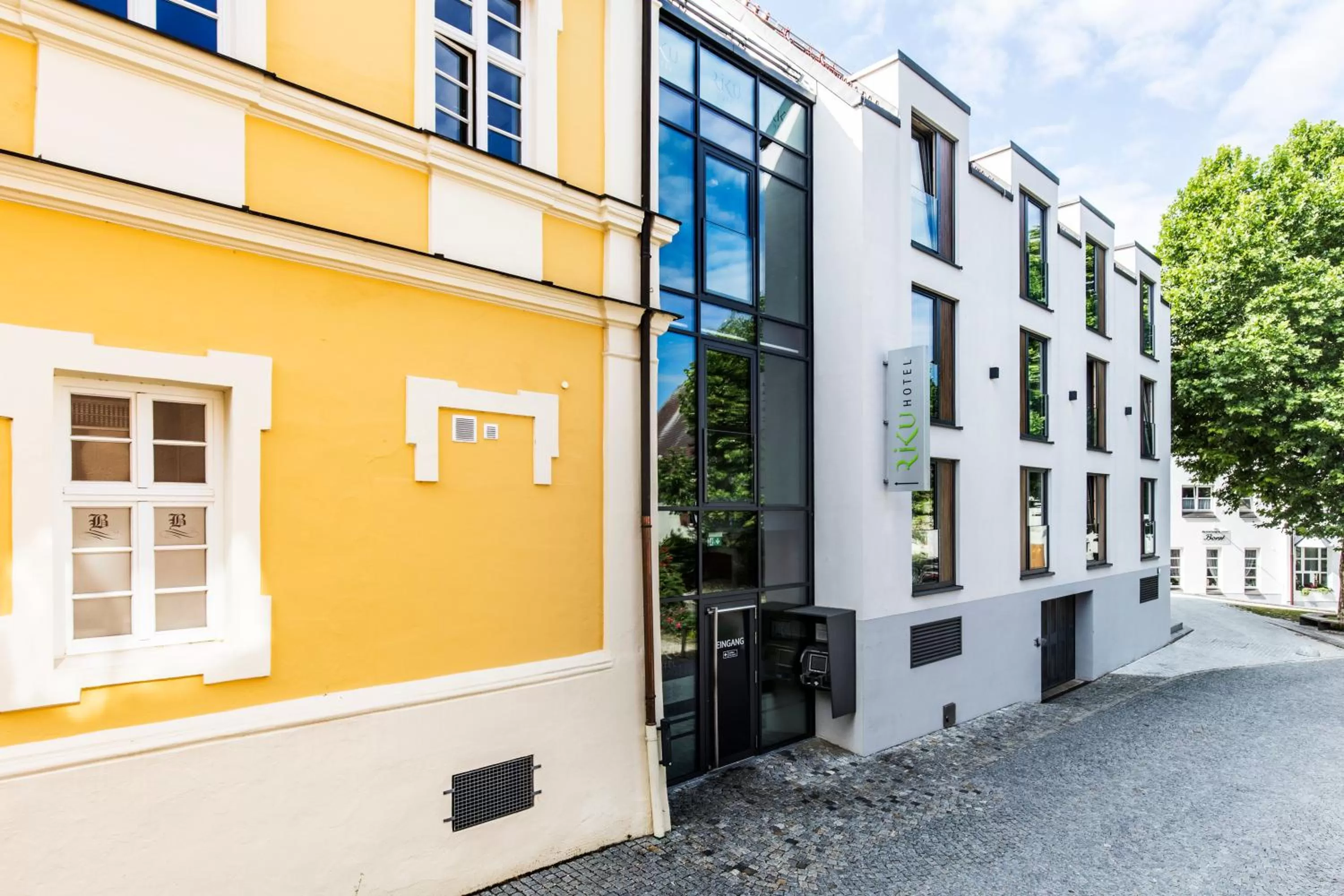 Facade/entrance in RiKu HOTEL Weißenhorn