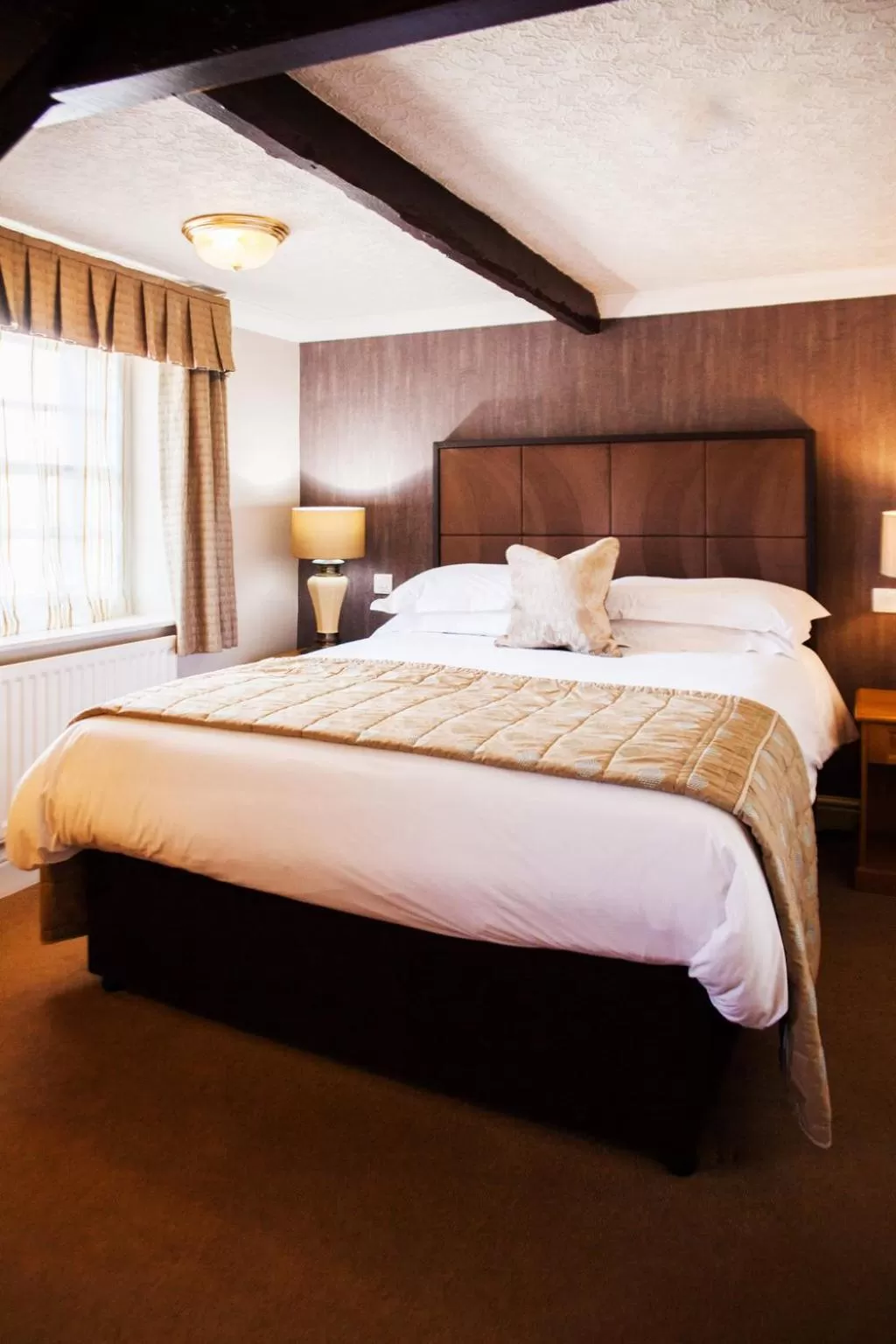 Restaurant/places to eat, Bed in Trout Hotel