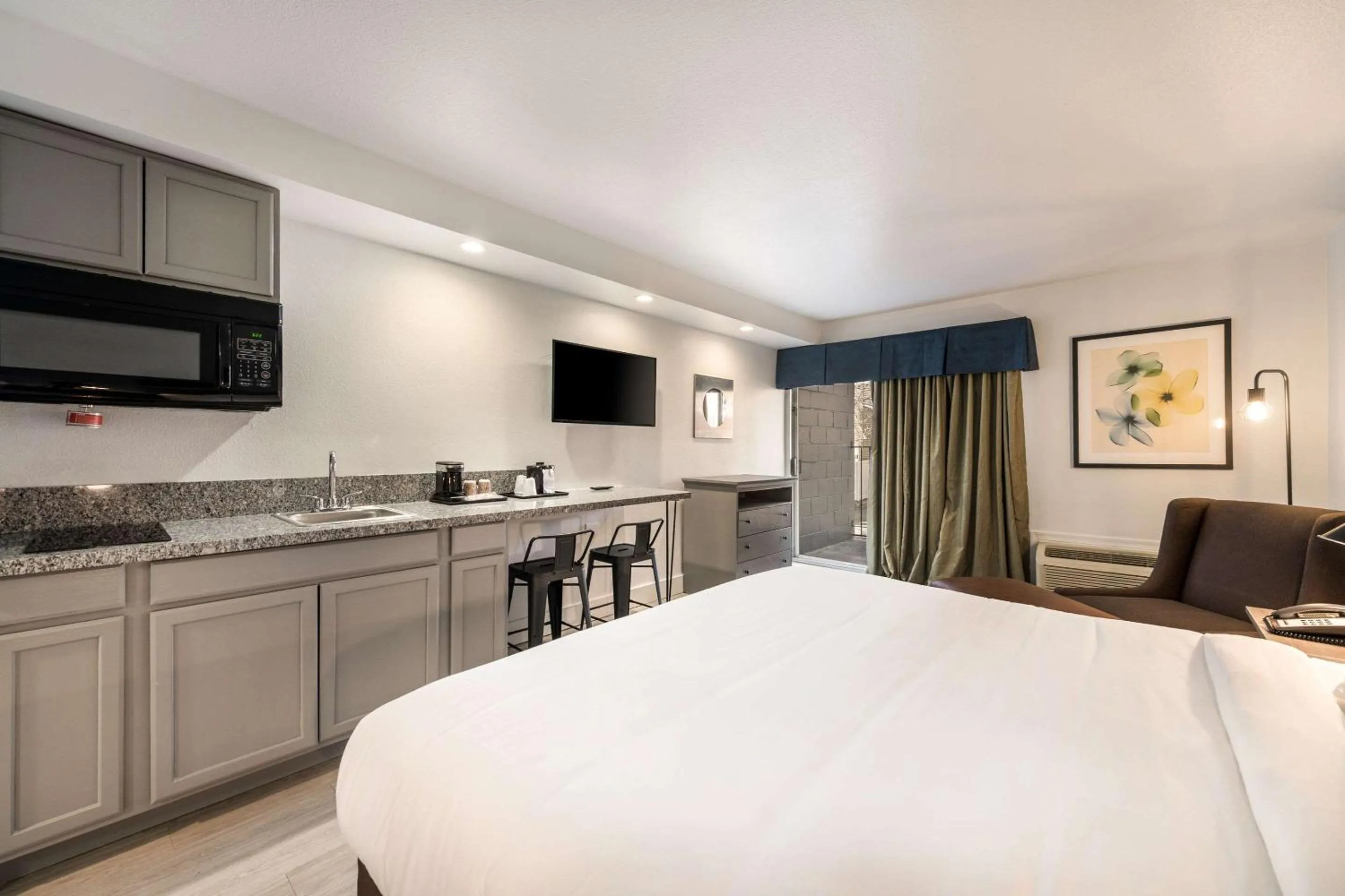 Photo of the whole room, Bed in Suburban Studios Williamsburg Central