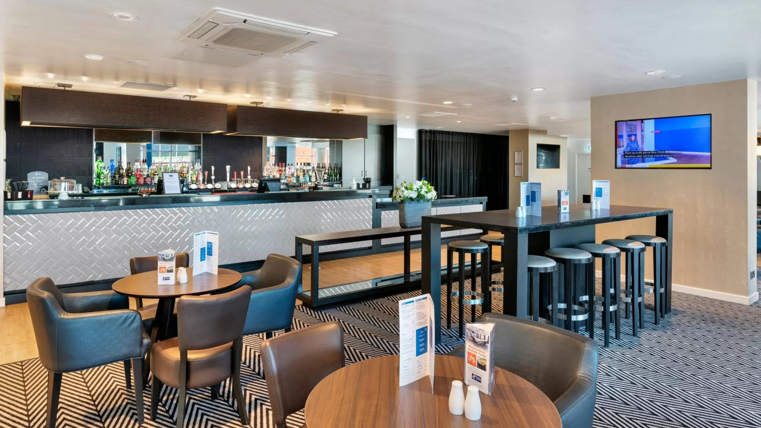 Lounge or bar in Holiday Inn Express Leigh - Sports Village by IHG