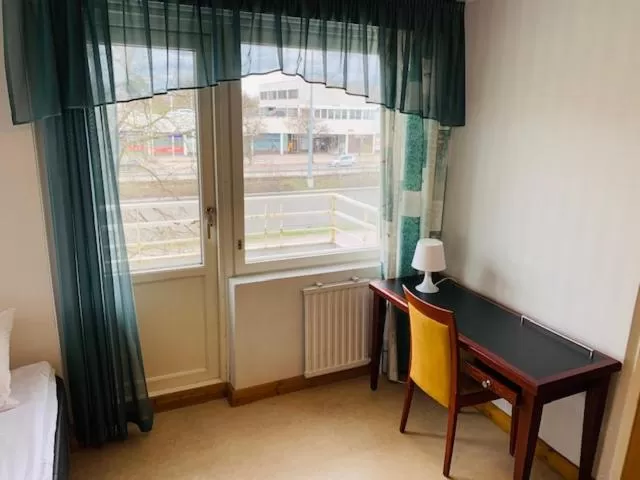 Bedroom, TV/Entertainment Center in Hotelli Uninen Kotka