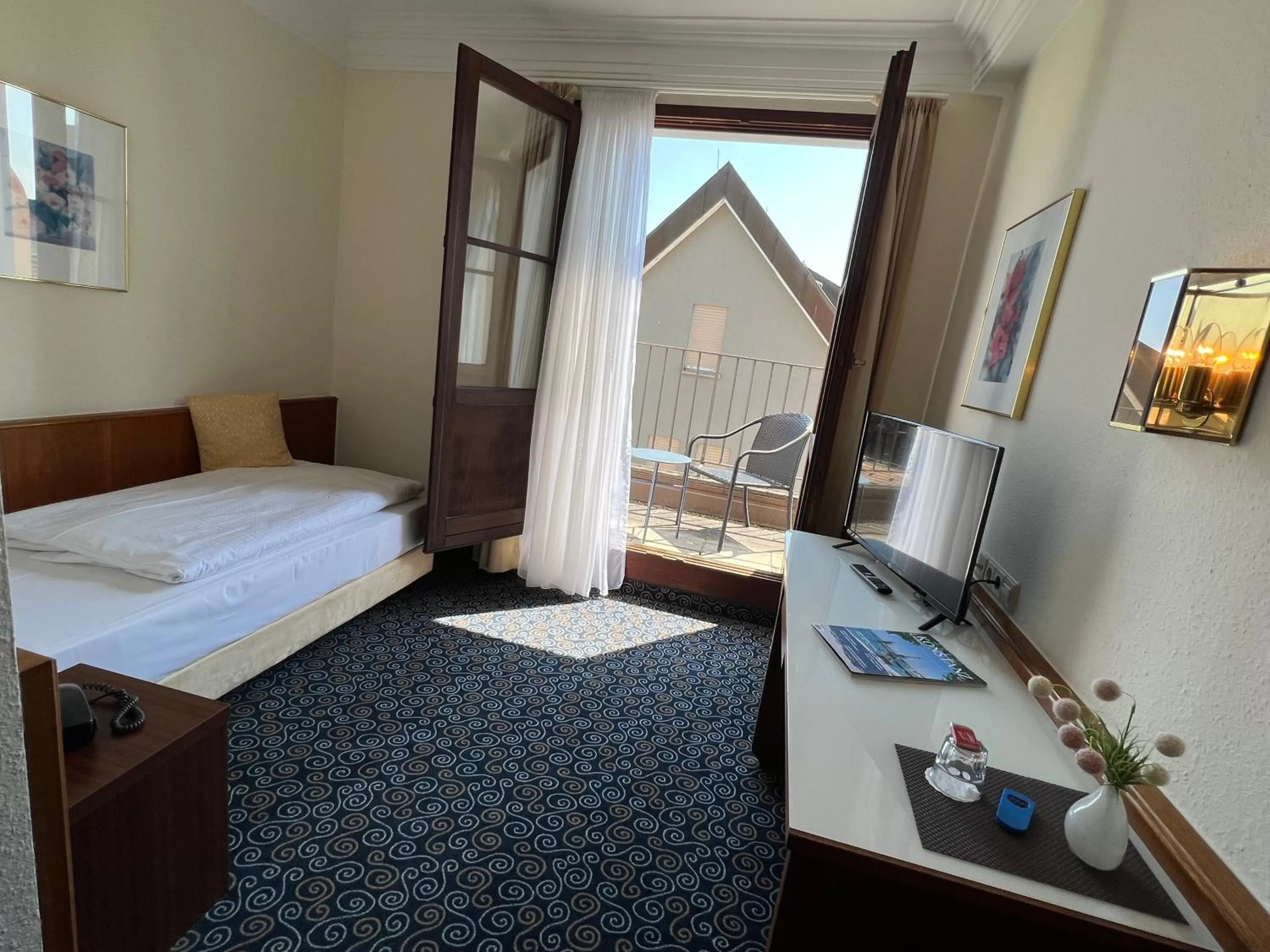 Photo of the whole room, Bed in Stadthotel